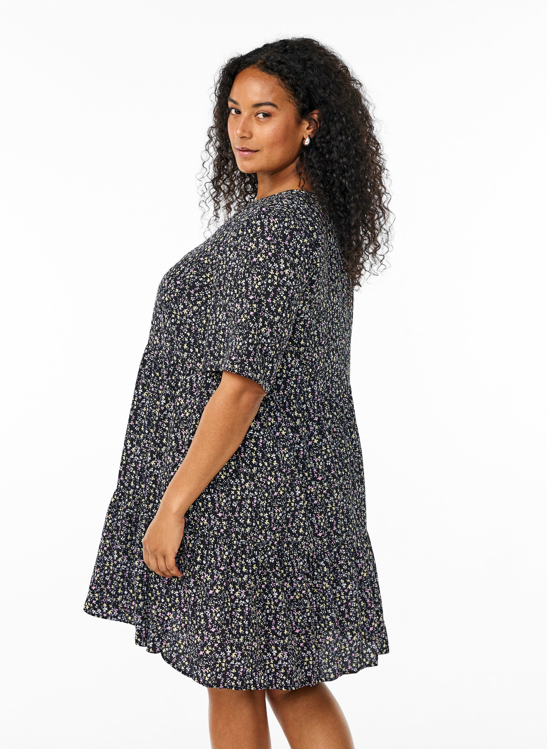 ZizziKurzarmkleid in A-Linienform mit Schnittlinien, Schwarz, Model image number 2