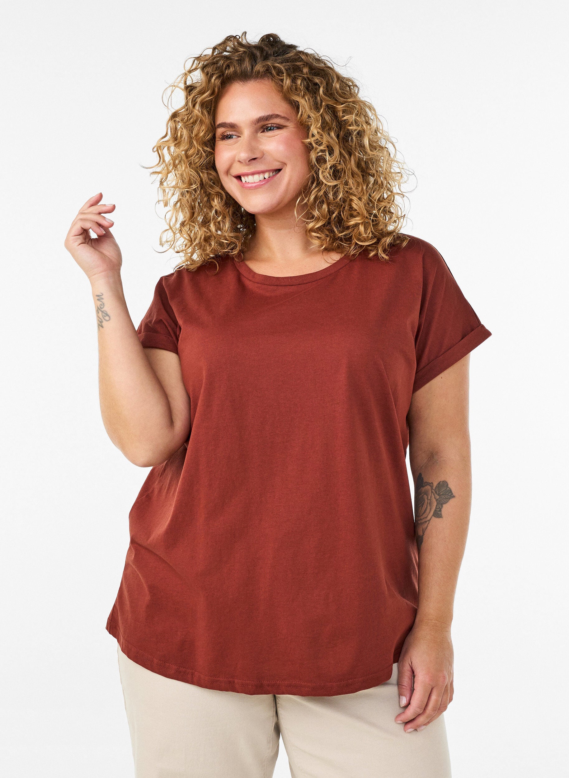 Kurz&auml;rmeliges T-Shirt aus einer Baumwollmischung, Rot, Model