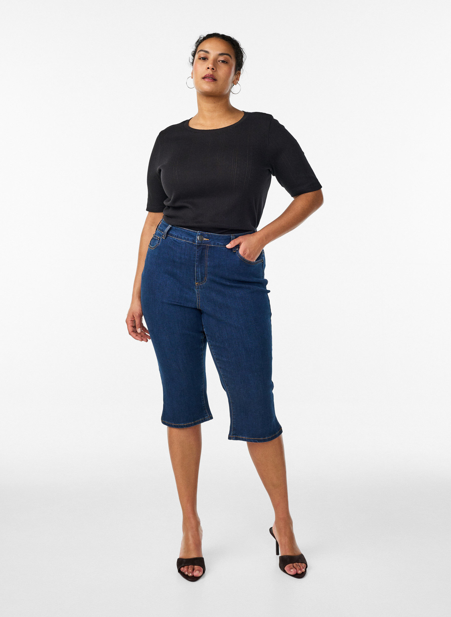 Zizzi T-Shirt aus Baumwolle mit Lochstickerei, Schwarz, Model image number 1