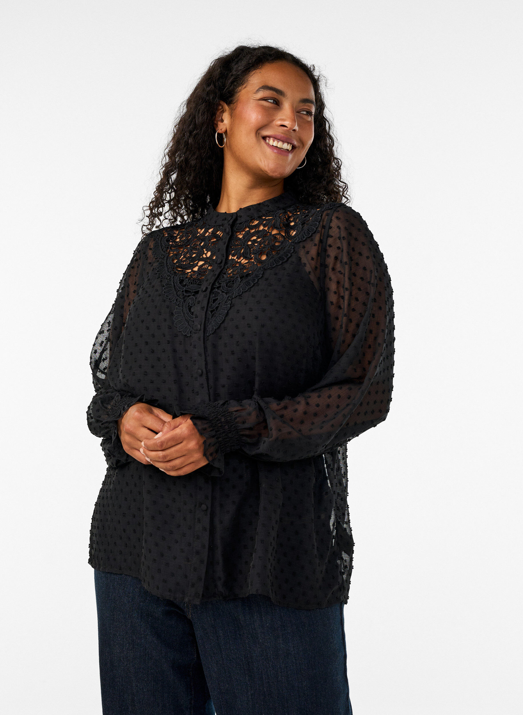 Hemdbluse mit Spitzeneinsatz und Punktemuster, Schwarz, Model