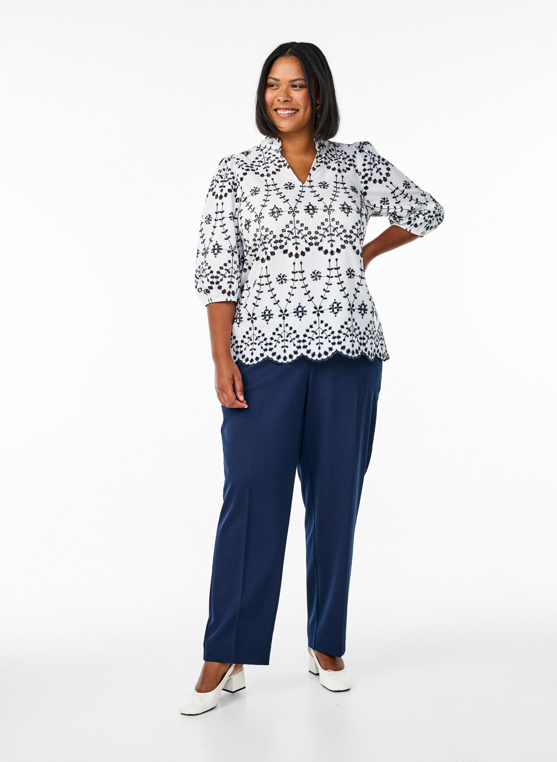 Zizzi Bluse mit 3/4-&Auml;rmeln und kontrastierender Broderie Anglaise, Wei&szlig;, Model image number 1