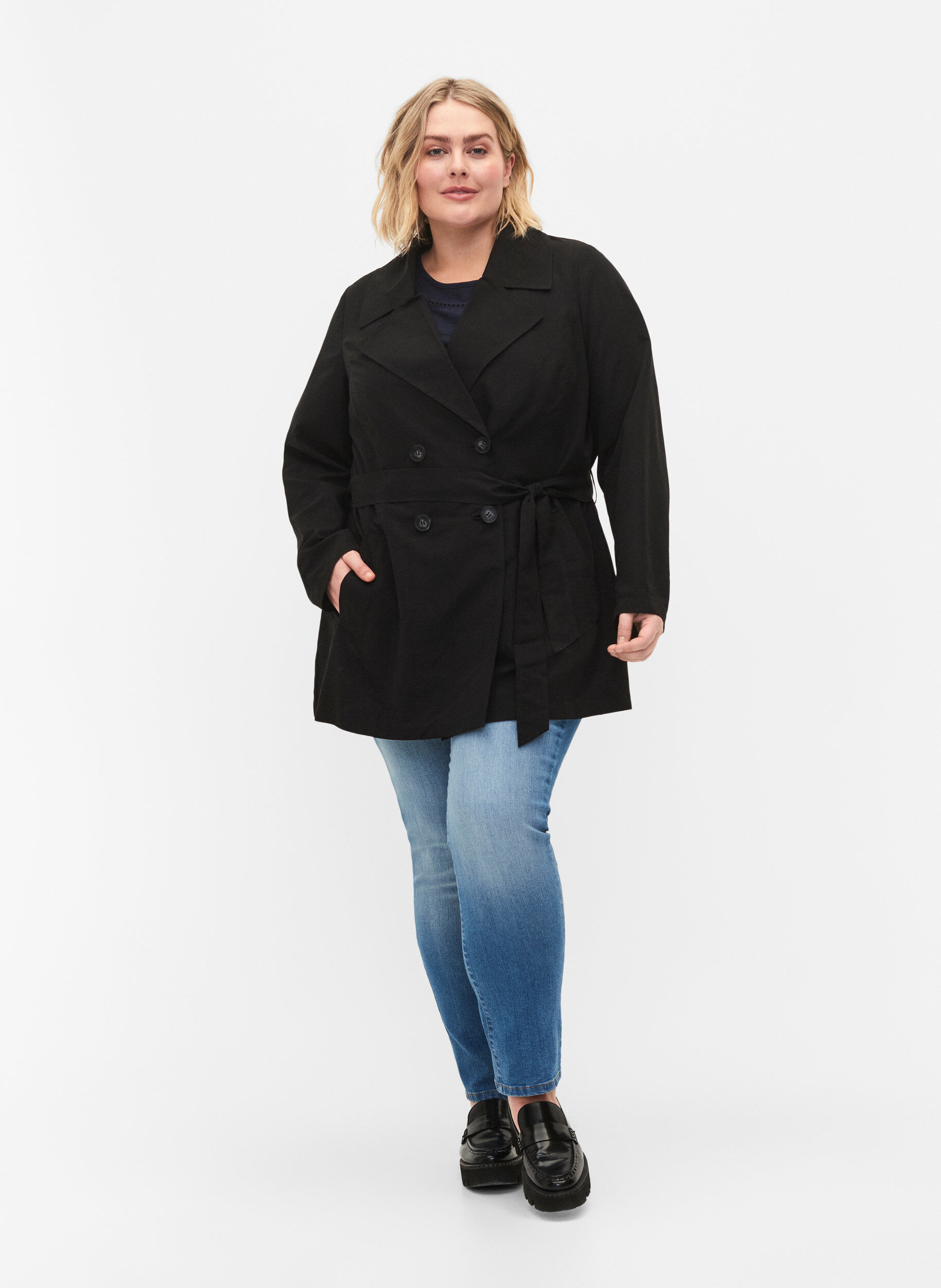 Zizzi Trenchcoat mit G&uuml;rtel und Taschen, Black, Model image number 2