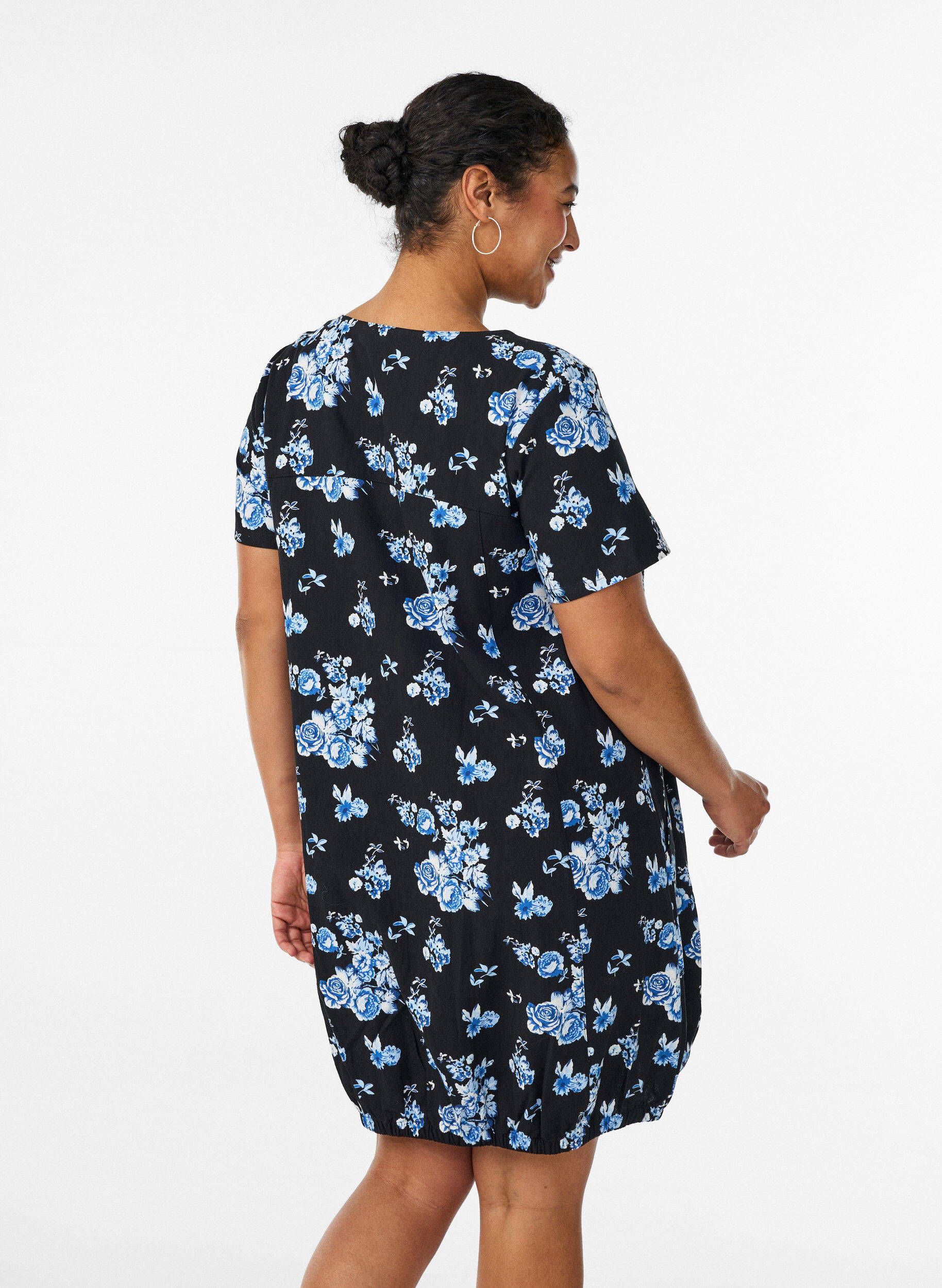 ZizziKurz&auml;rmliges Baumwollkleid mit Aufdruck, Schwarz, Model image number 2