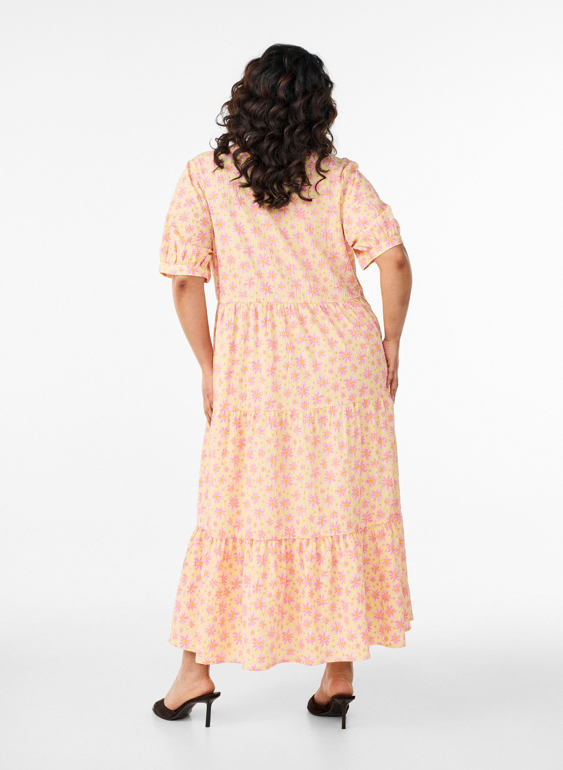 ZizziKn&ouml;chellanges Kleid mit kurzen &Auml;rmeln und gestuften Volants, Gelb, Model image number 1