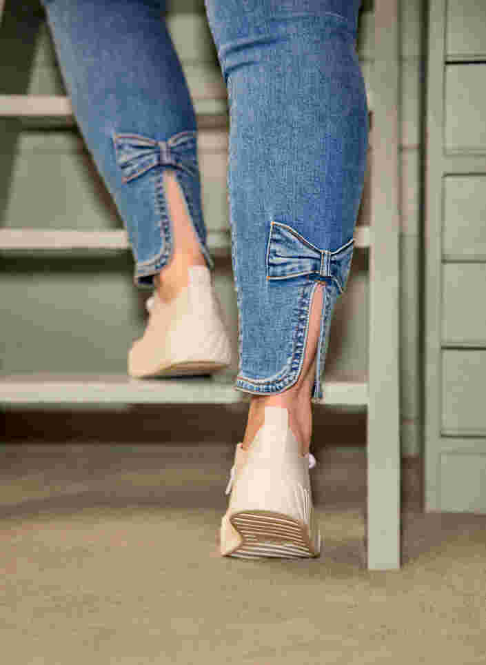 Cropped Amy Jeans mit hoher Taille und Schleife, Blue denim, Image image number 1