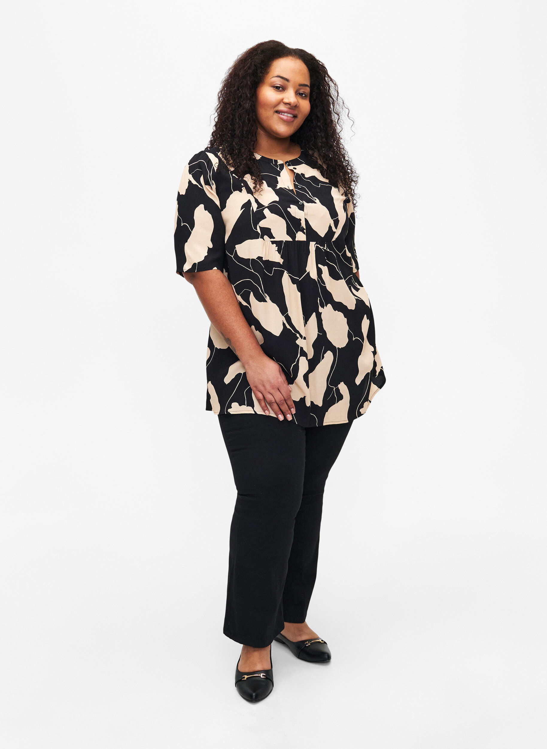 Zizzi Bedruckte Tunika aus Viskose, Black AOP, Model image number 2