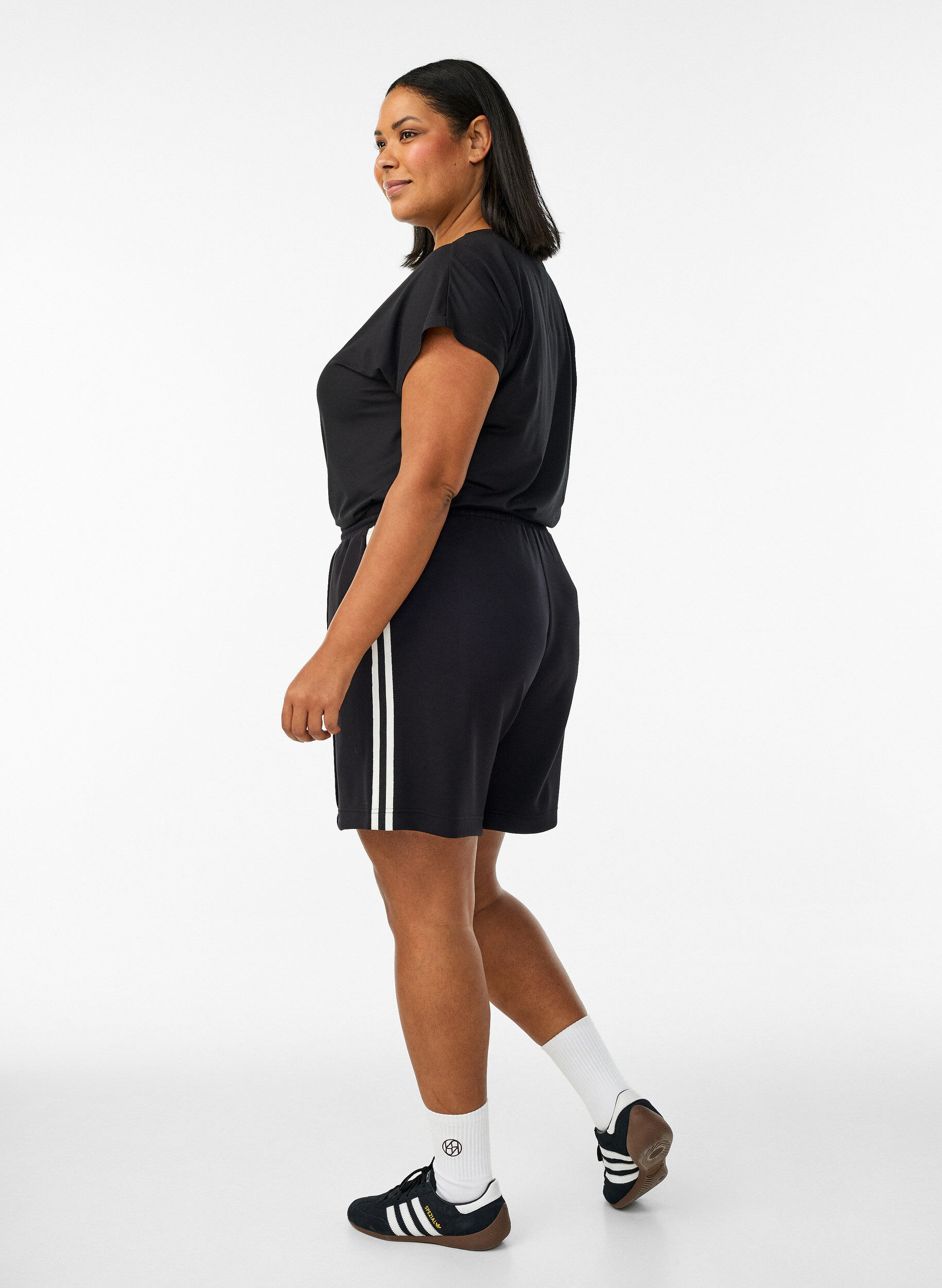 Zizzi Hoch taillierte Shorts mit Streifendetails, Schwarz, Model image number 2