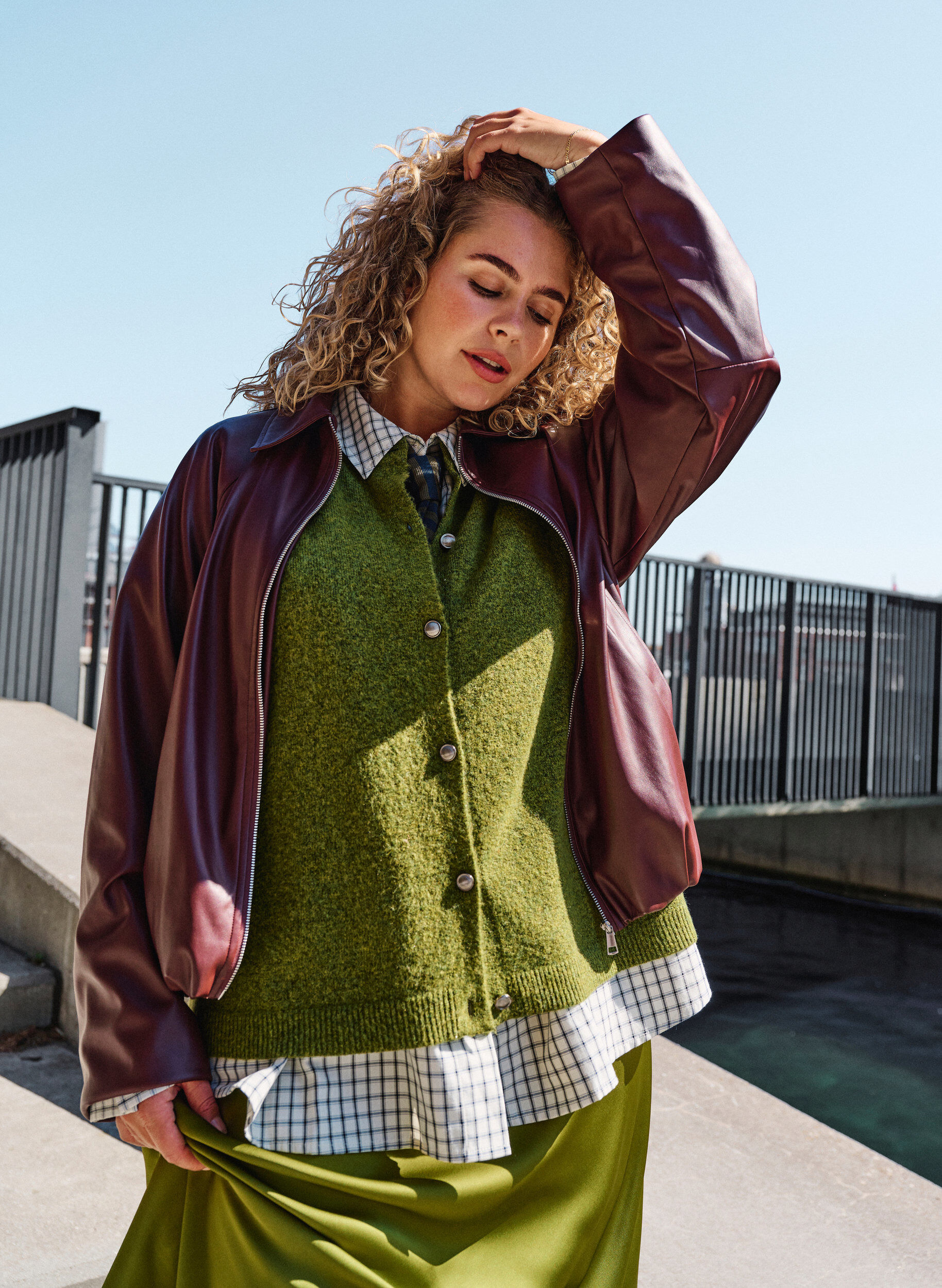 ZizziBomberjacke aus Kunstleder mit Tunnelzug am Saum, Braun, Image image number 0