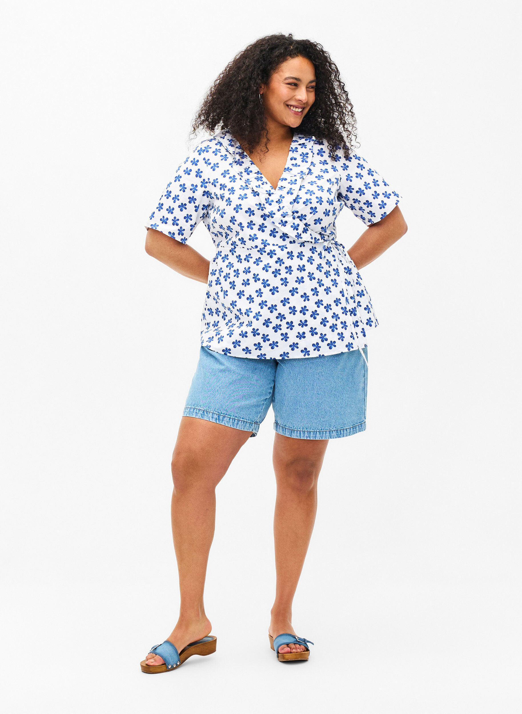 Zizzi Wickelbluse aus Baumwolle mit Blumendruck, B.White/Small Flower, Model image number 2