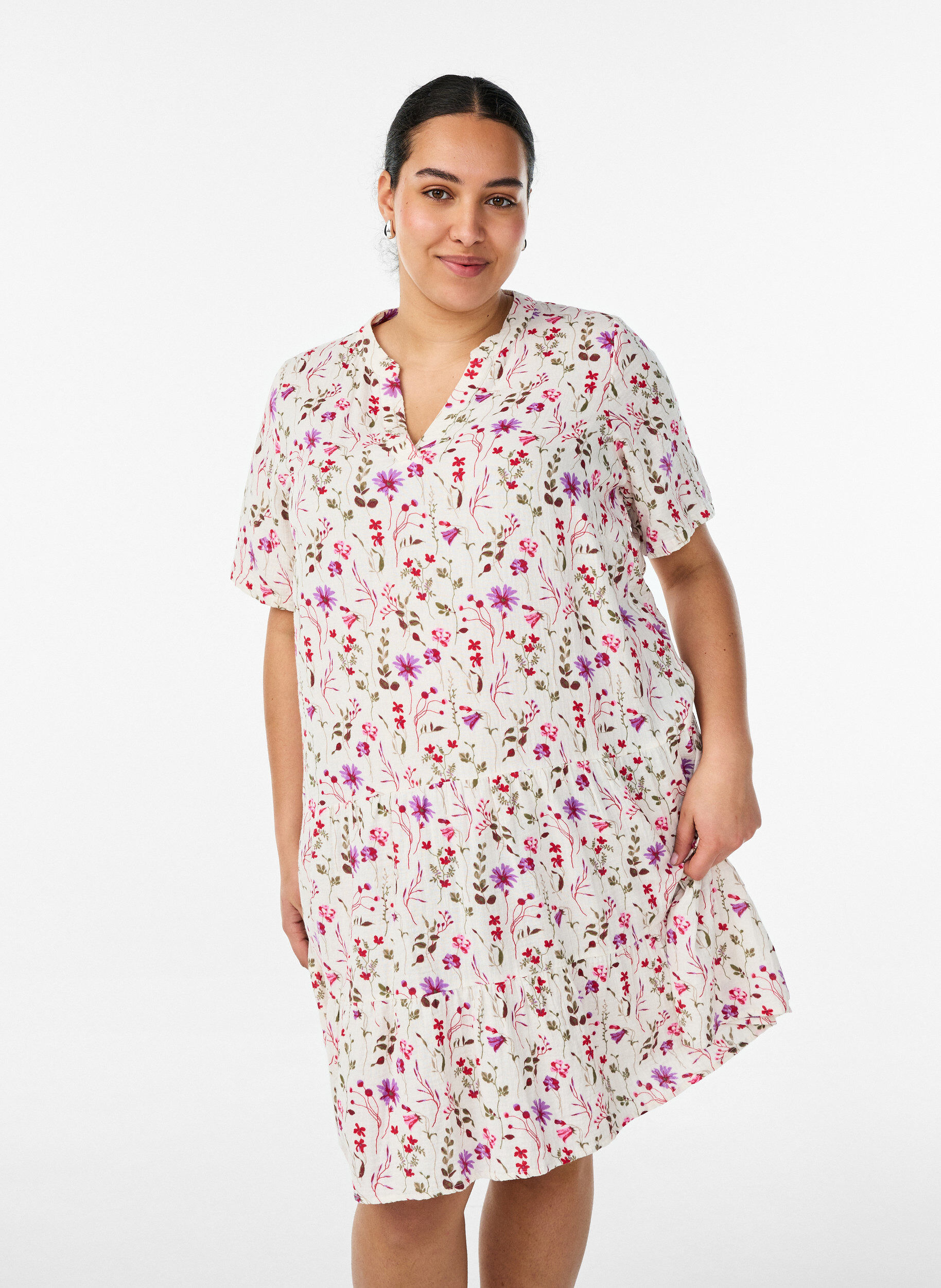 Kurzes A-Linien-Kleid aus Baumwollmusselin, Beige, Model