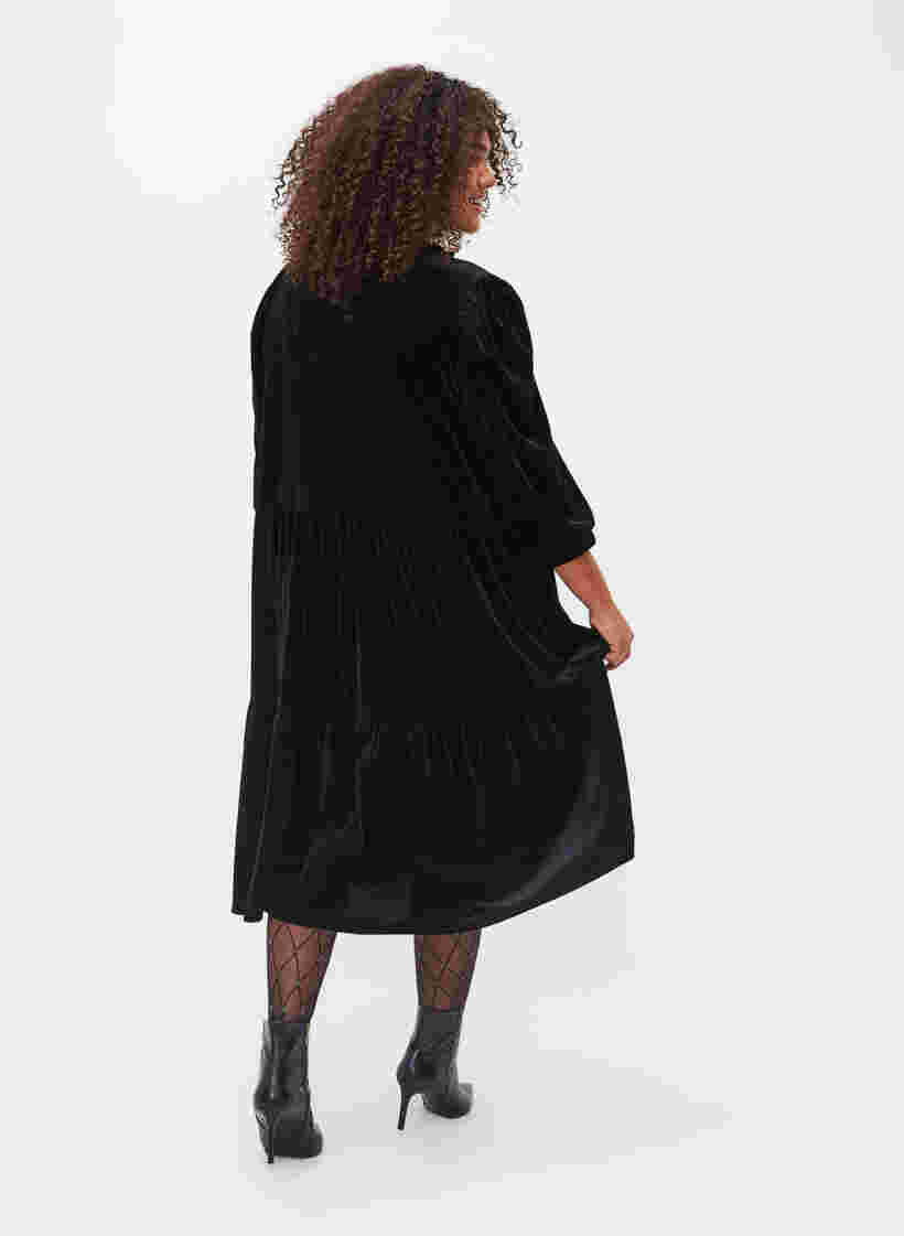 Kleid aus Velours mit Rüschenkragen und 3/4-Ärmeln, Black, Model