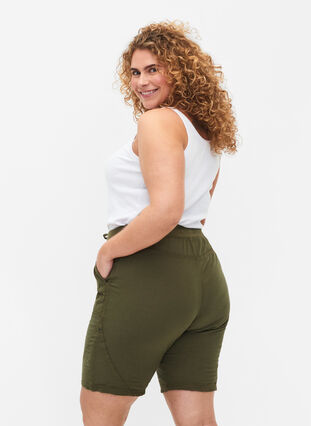 Lockere Shorts aus Baumwolle mit Taschen, Ivy Green, Model image number 1