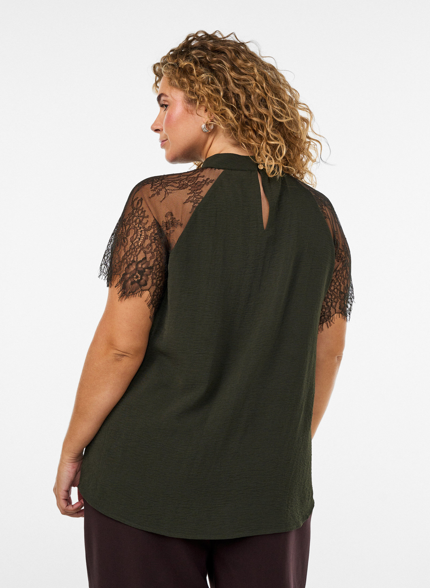 ZizziBluse mit kurzen &Auml;rmeln aus Spitze und hohem Kragen, Gr&uuml;n, Model image number 2