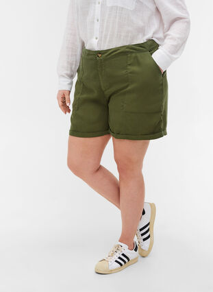 Lockere Shorts aus Lyocell mit Taschen, Kaki Green, Model image number 2