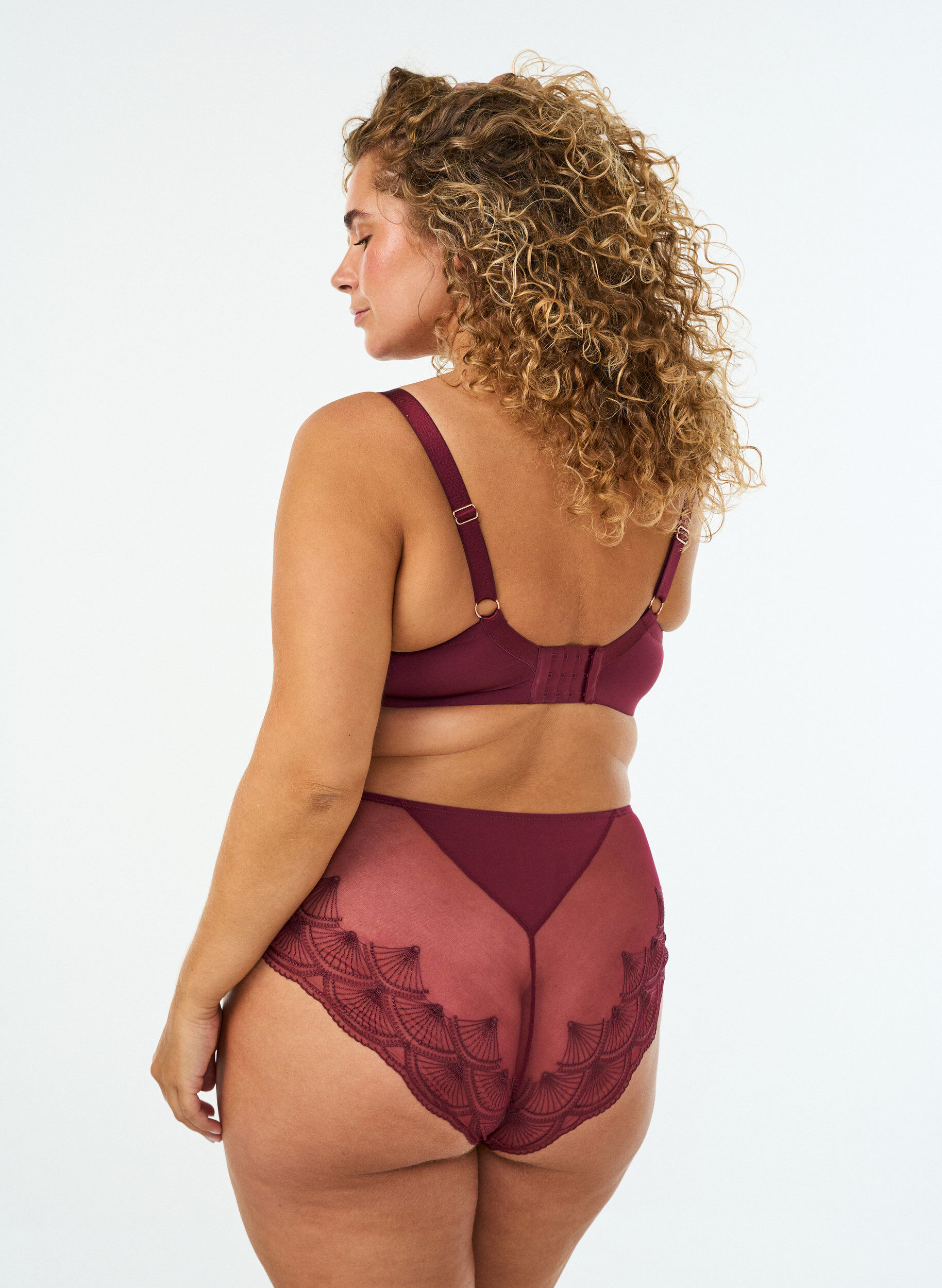 ZizziSlip mit Mesh und besticktem Spitzenbesatz, Rot, Model image number 1
