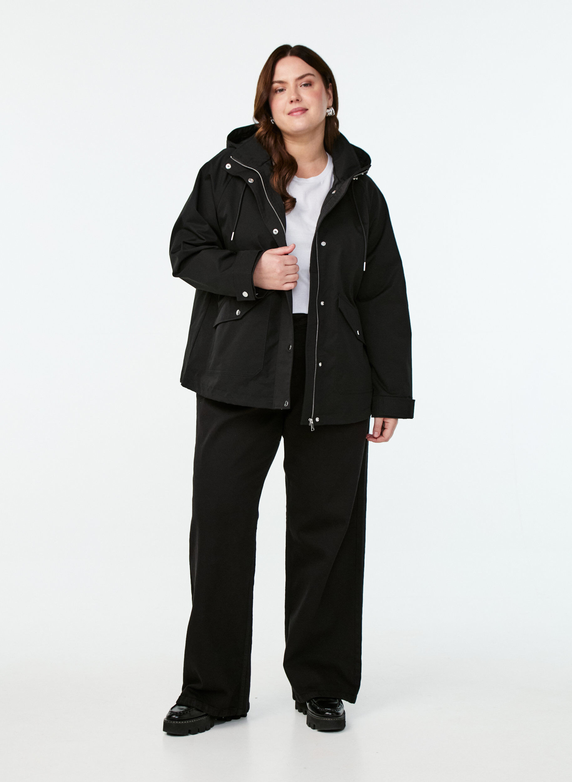 Zizzi Kurze Fr&uuml;hlingsjacke mit abnehmbarer Kapuze, Schwarz, Model image number 1