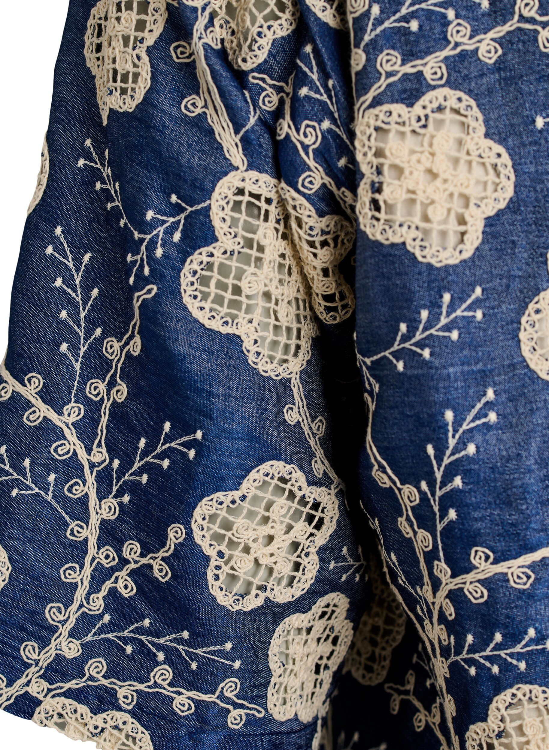Zizzi Bluse mit V-Ausschnitt und gesticktem Muster, Blau, Packshot image number 3