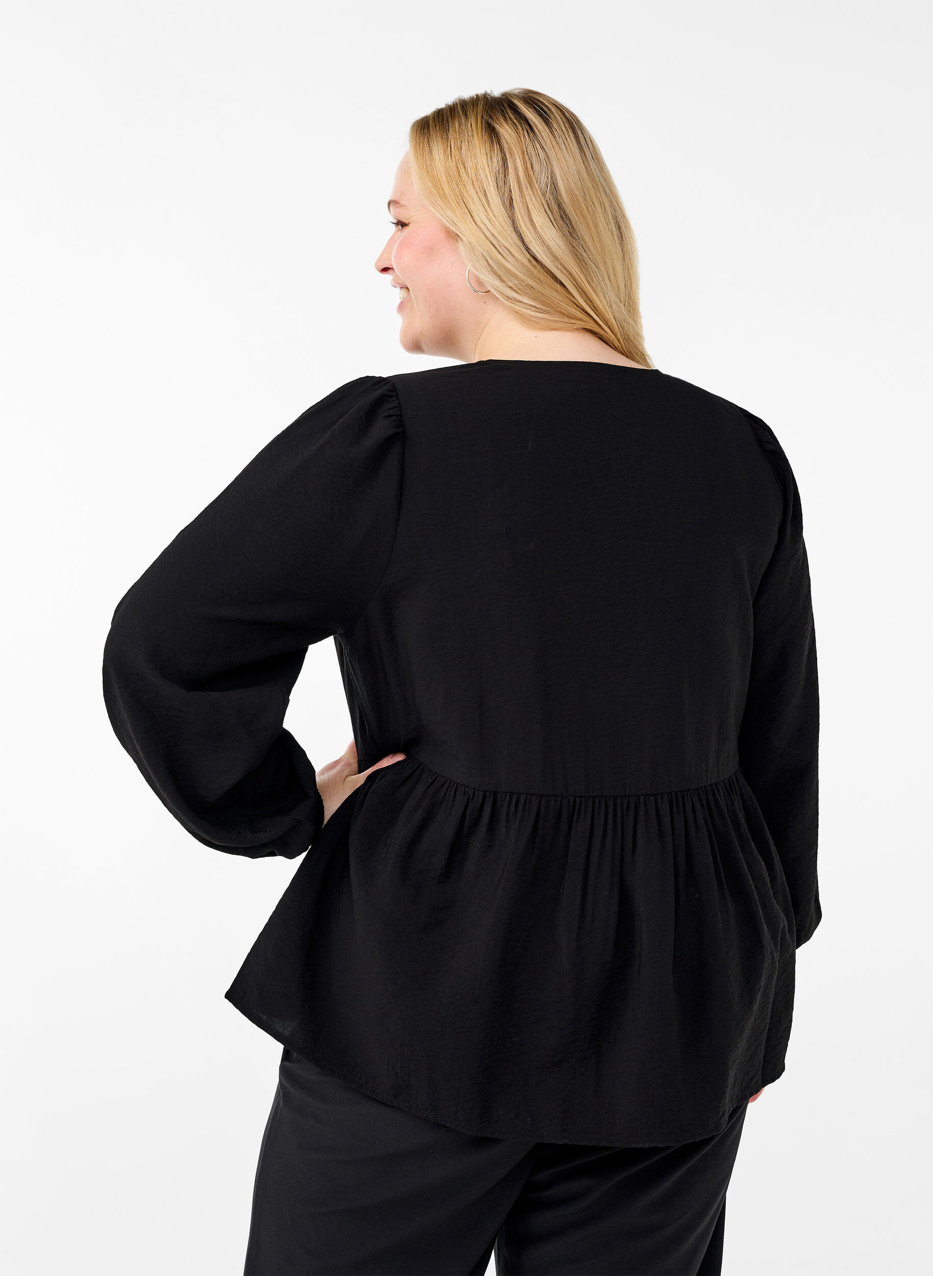 Zizzi Bluse aus Viskose mit Schleifen und langen &Auml;rmeln, Black White Bow, Model image number 1