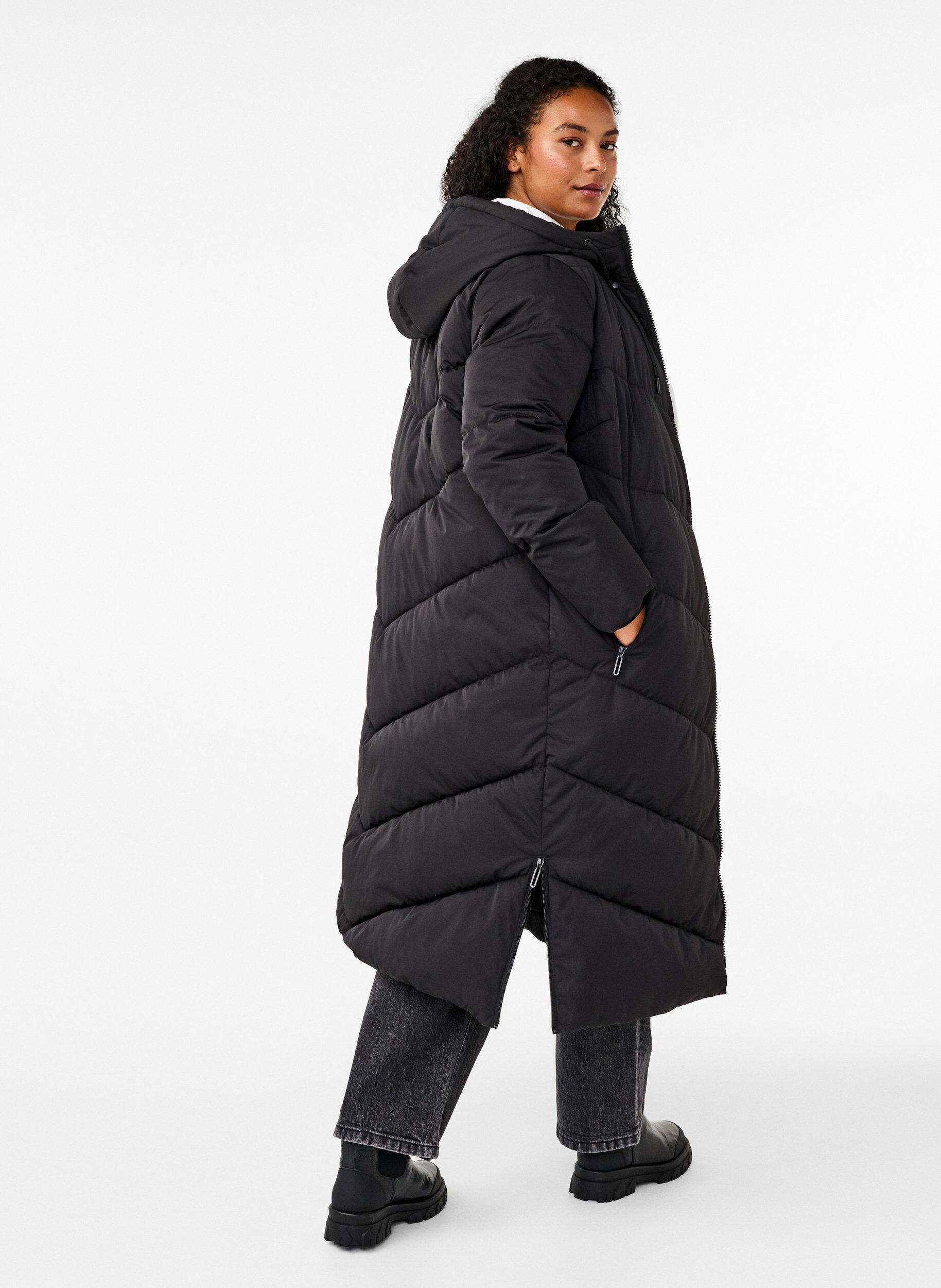 ZizziLanger Puffermantel mit Kapuze und Taschen, Schwarz, Model image number 2