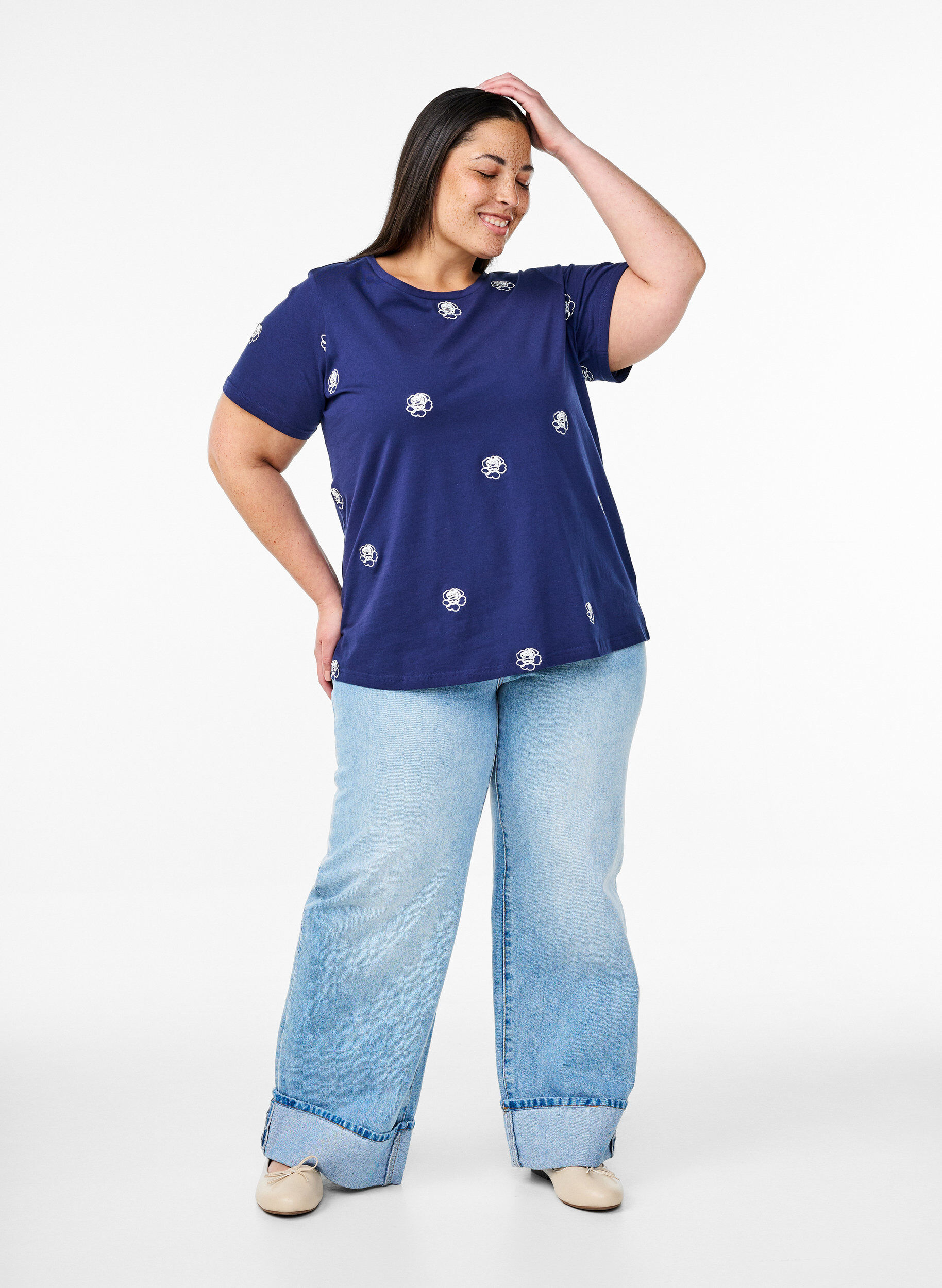 Zizzi T-Shirt aus Bio-Baumwolle mit aufgestickten Motiven, Blau, Model image number 1