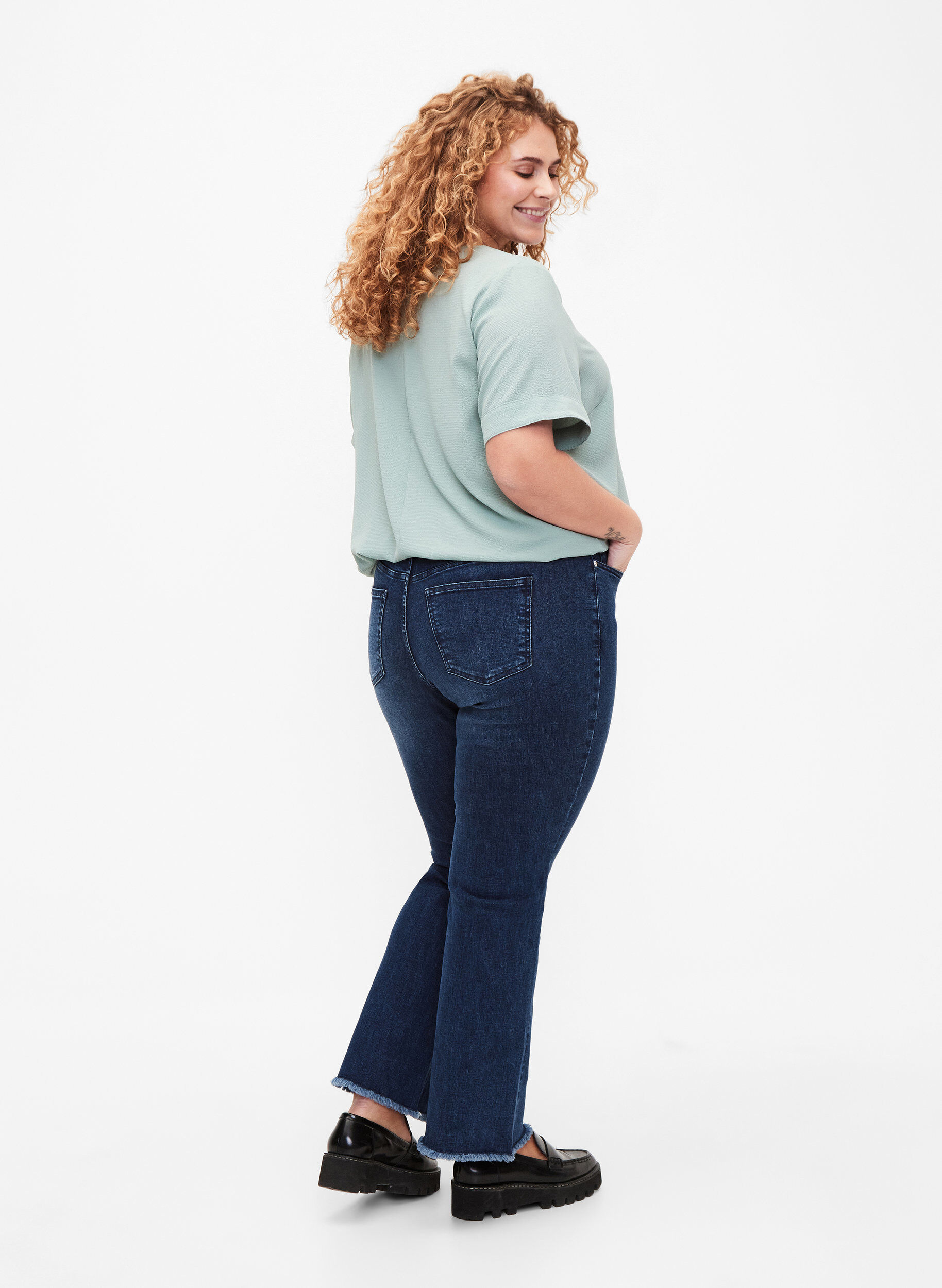 Zizzi Ellen-Bootcut-Jeans, unges&auml;umt, Blue denim, Model image number 1