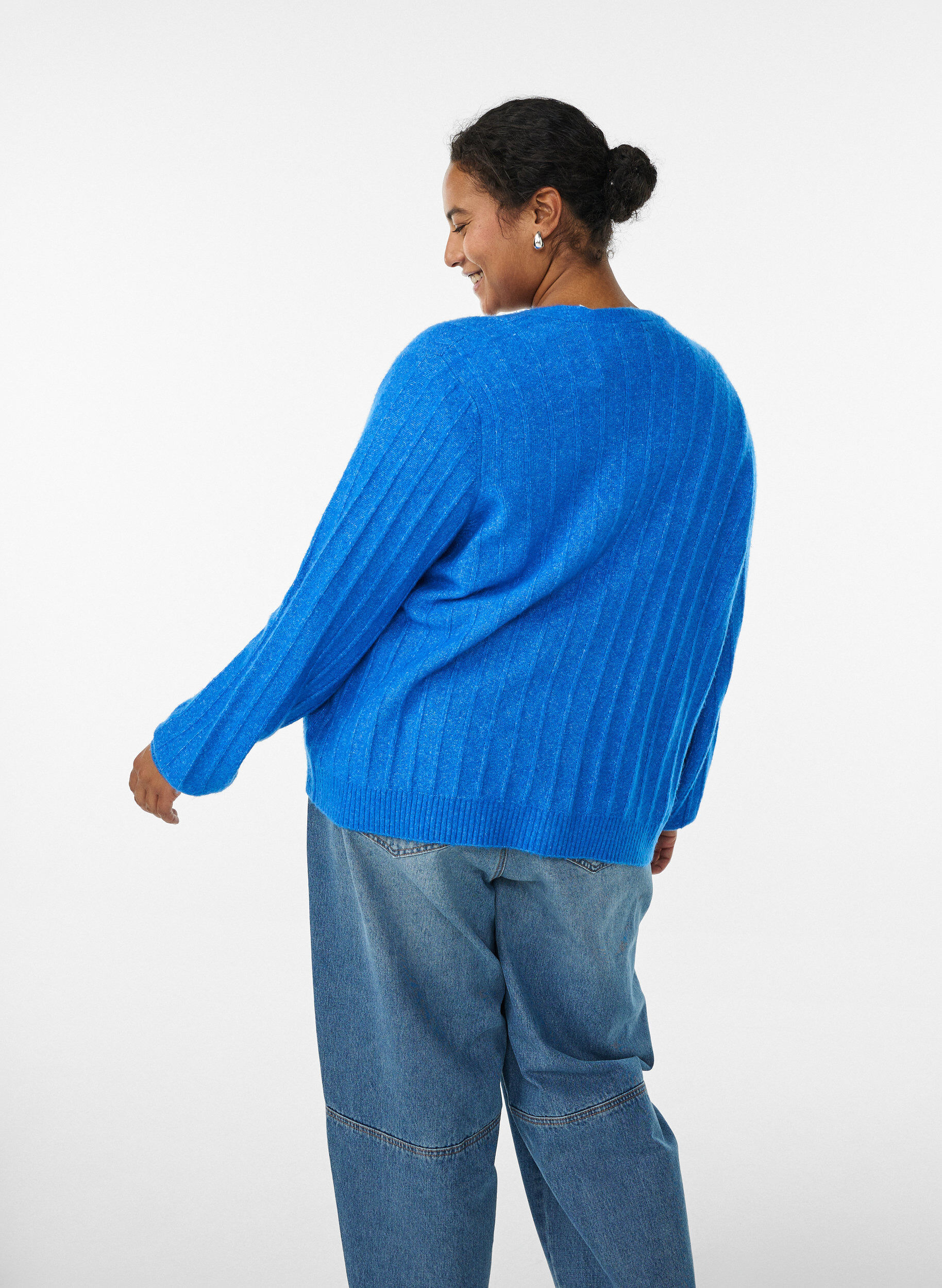 Zizzi Strickjacke mit Rippstruktur und Ballon&auml;rmeln, Blau, Model image number 2