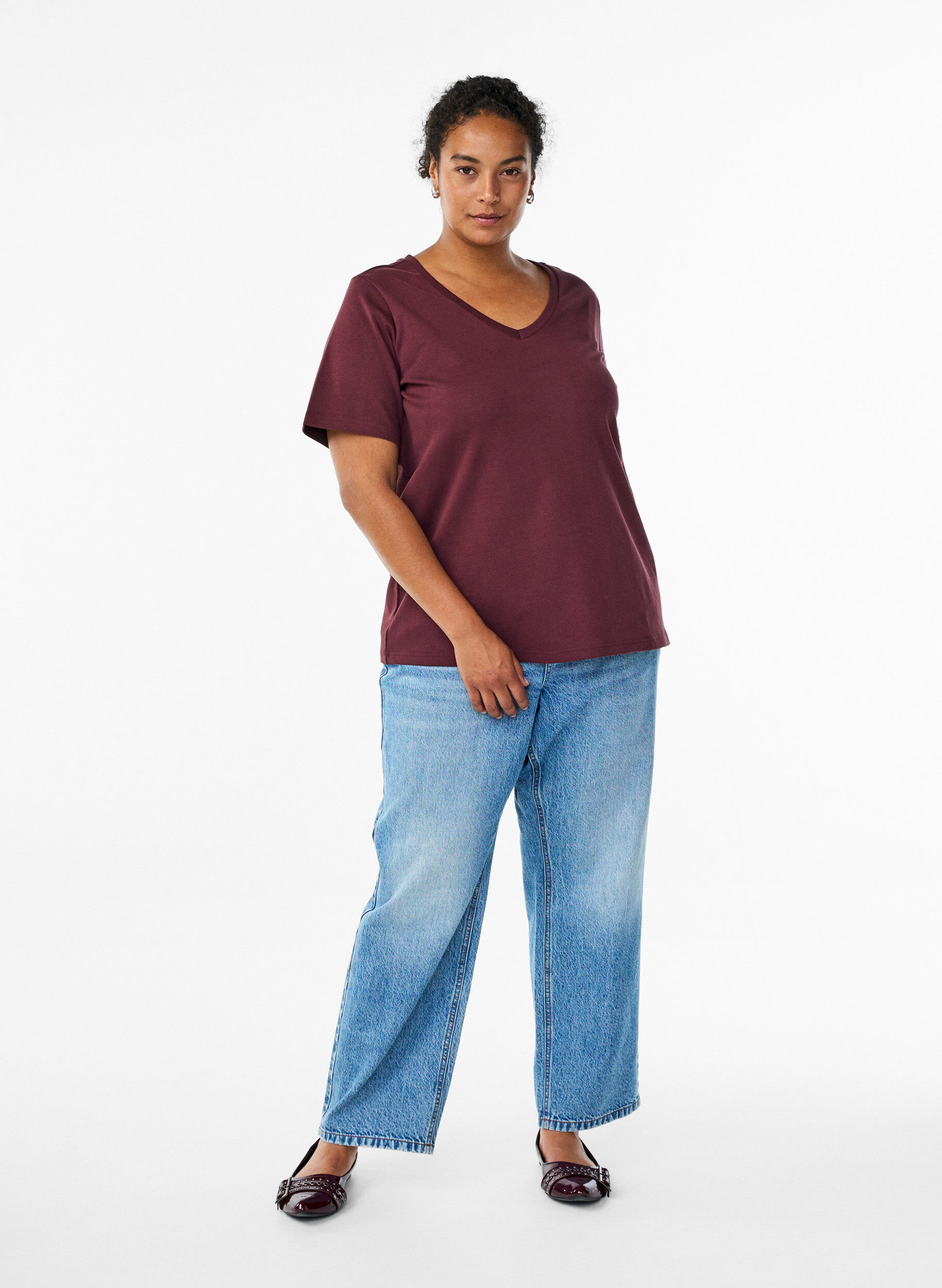 Zizzi Basic-T-Shirt mit V-Ausschnitt aus Bio-Baumwolle, Dunkles Bordeaux, Model image number 1