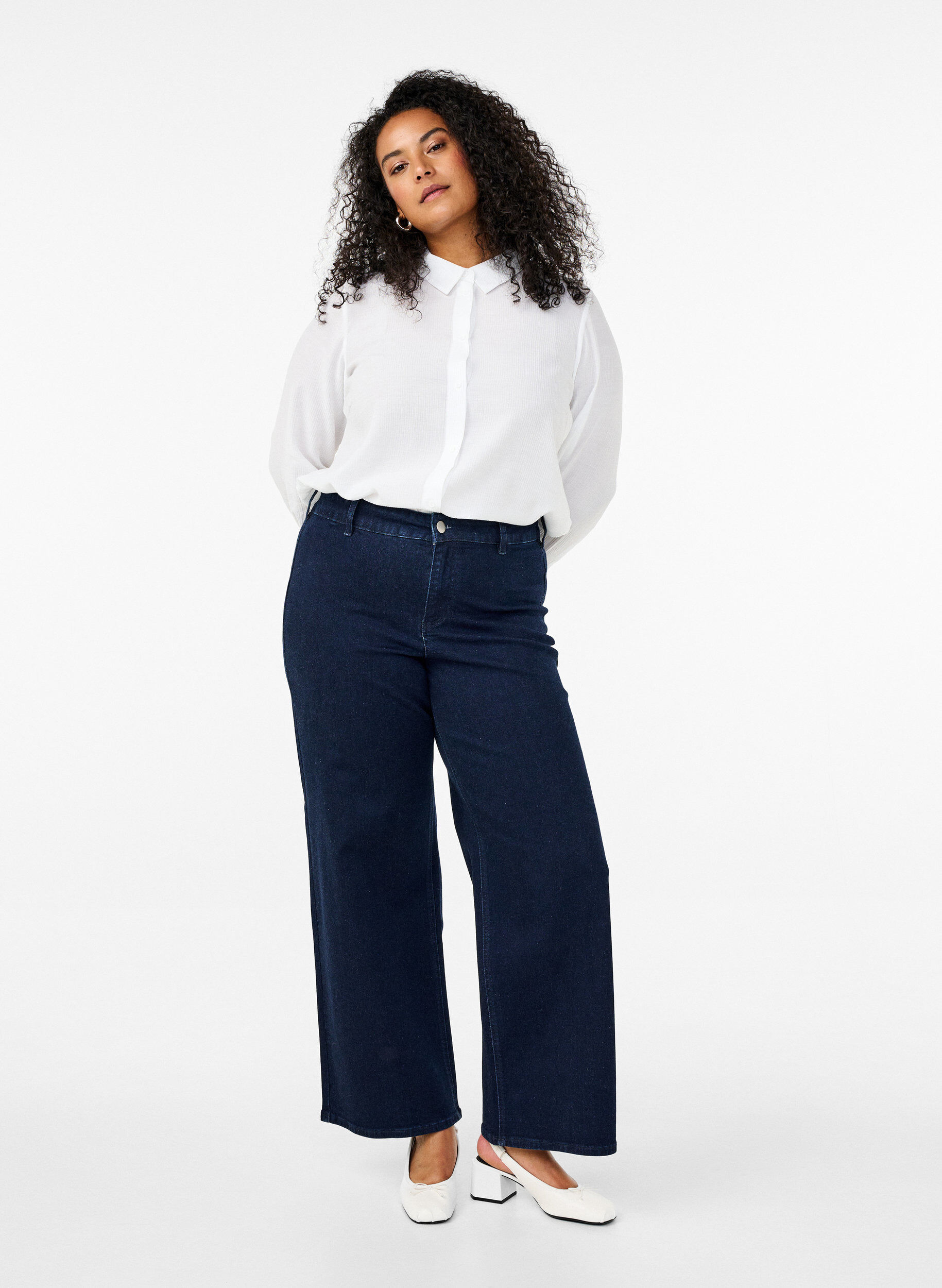 Jeans mit hoher Taille und weitem Bein, Blau, Model