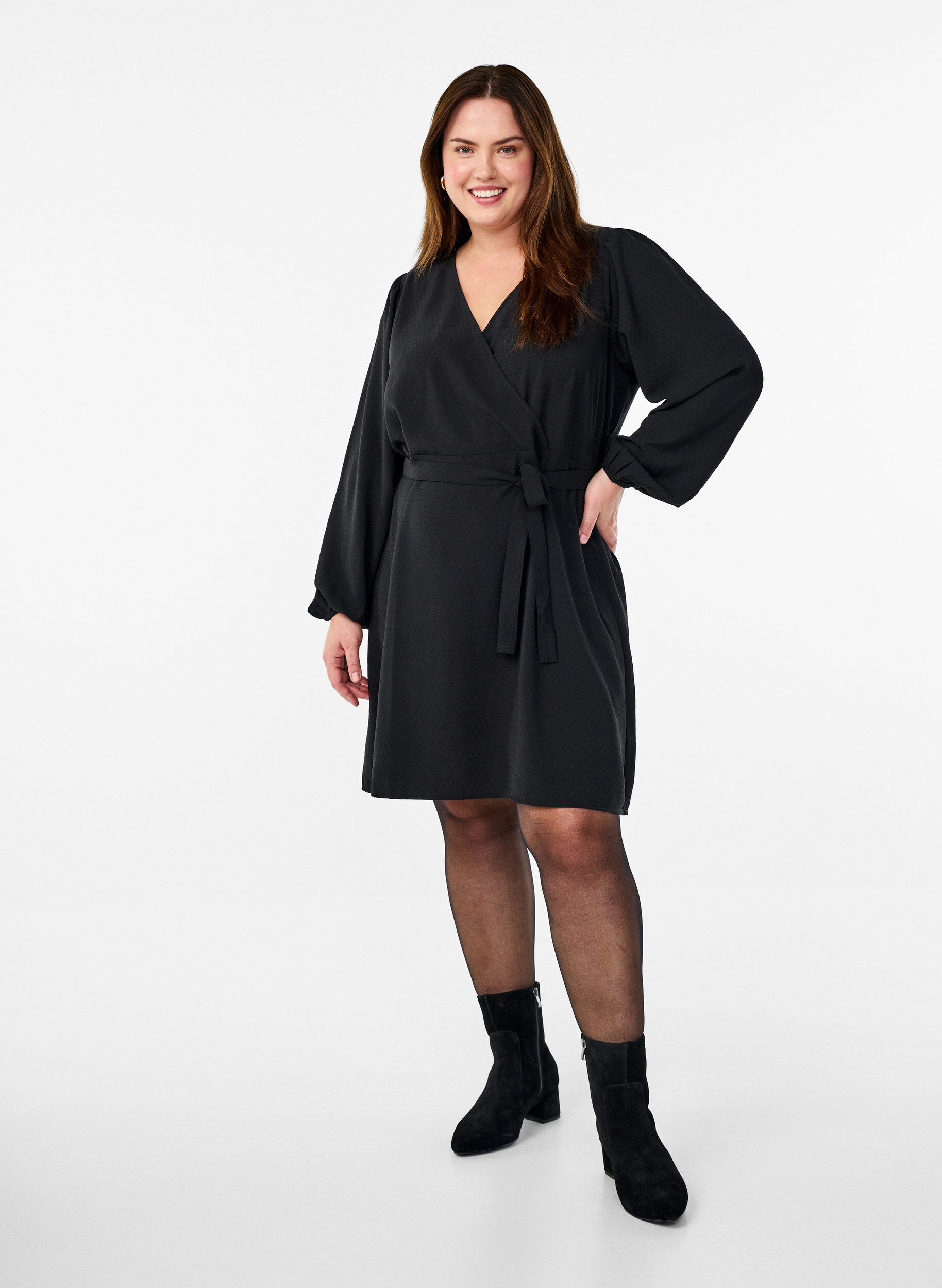 Zizzi Kurzes Wickelkleid mit Bindeg&uuml;rtel, Schwarz, Model image number 1
