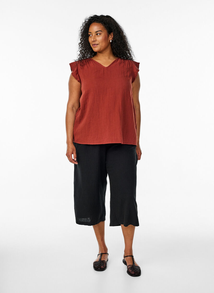 &Auml;rmelloses Oberteil aus Baumwollmusselin mit R&uuml;schen, Rot, Model image number 1