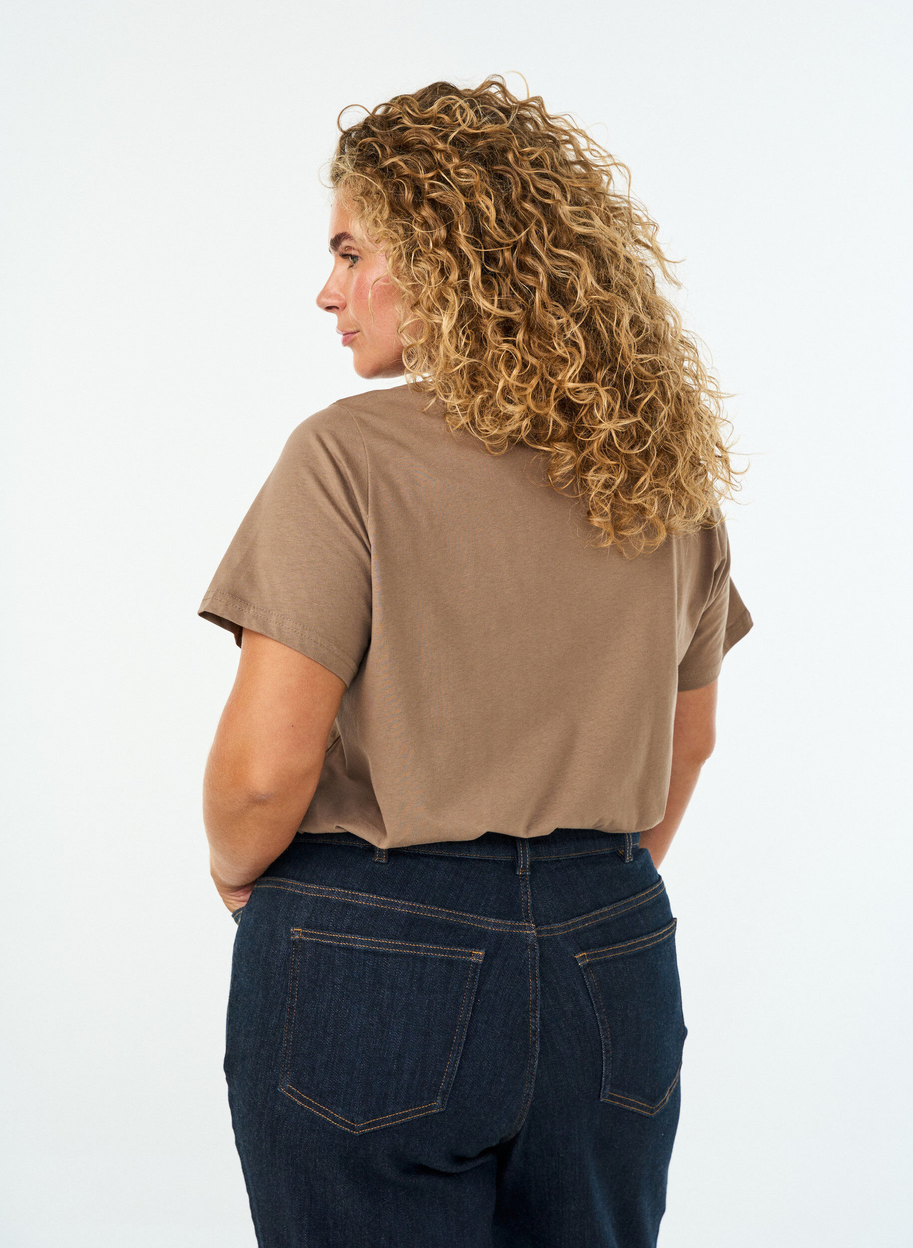ZizziT-Shirt aus Baumwolle mit Frontprint und V-Ausschnitt, Braun, Model image number 2