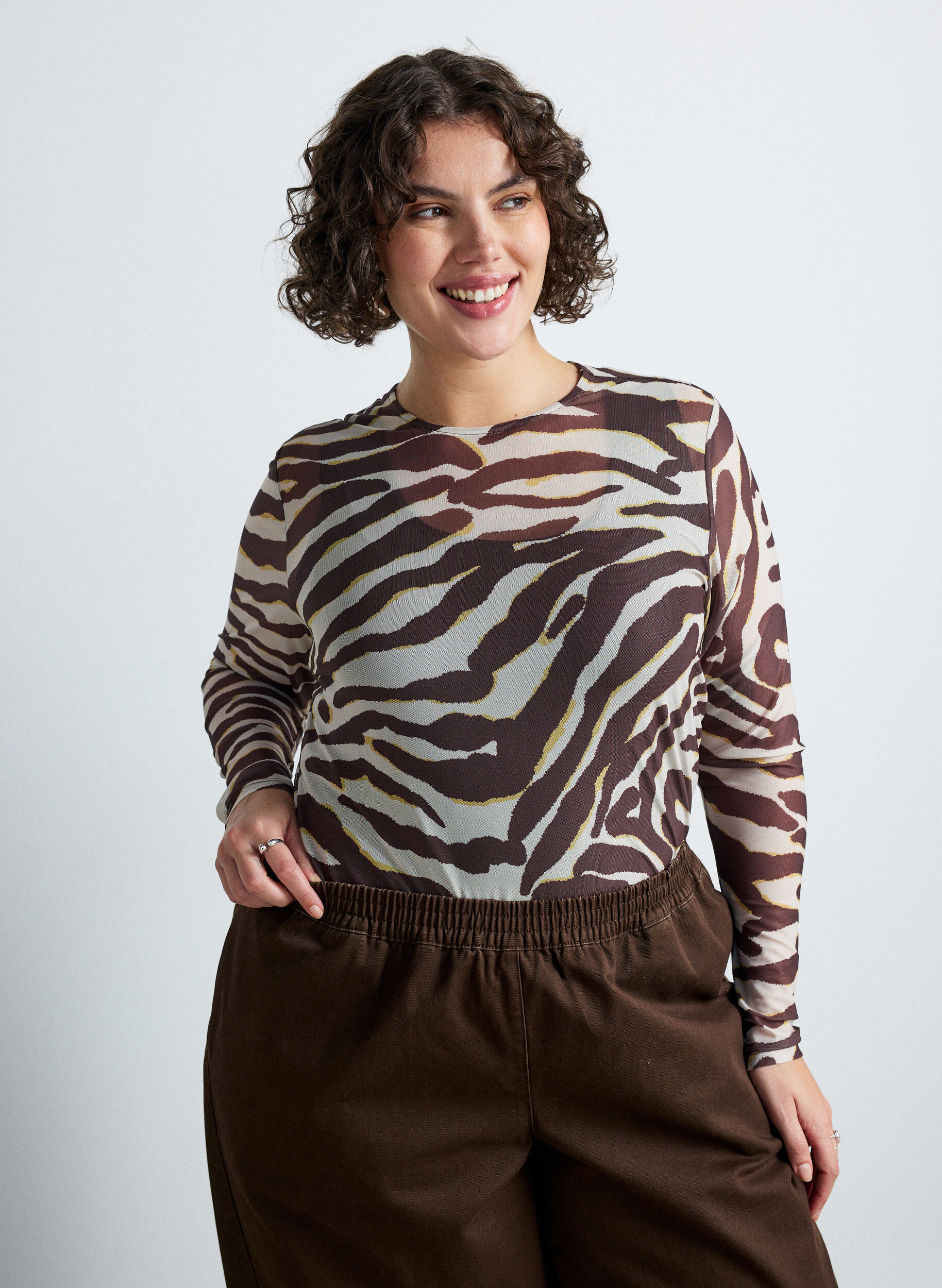 Bluse aus Mesh mit Print, Braun, Model
