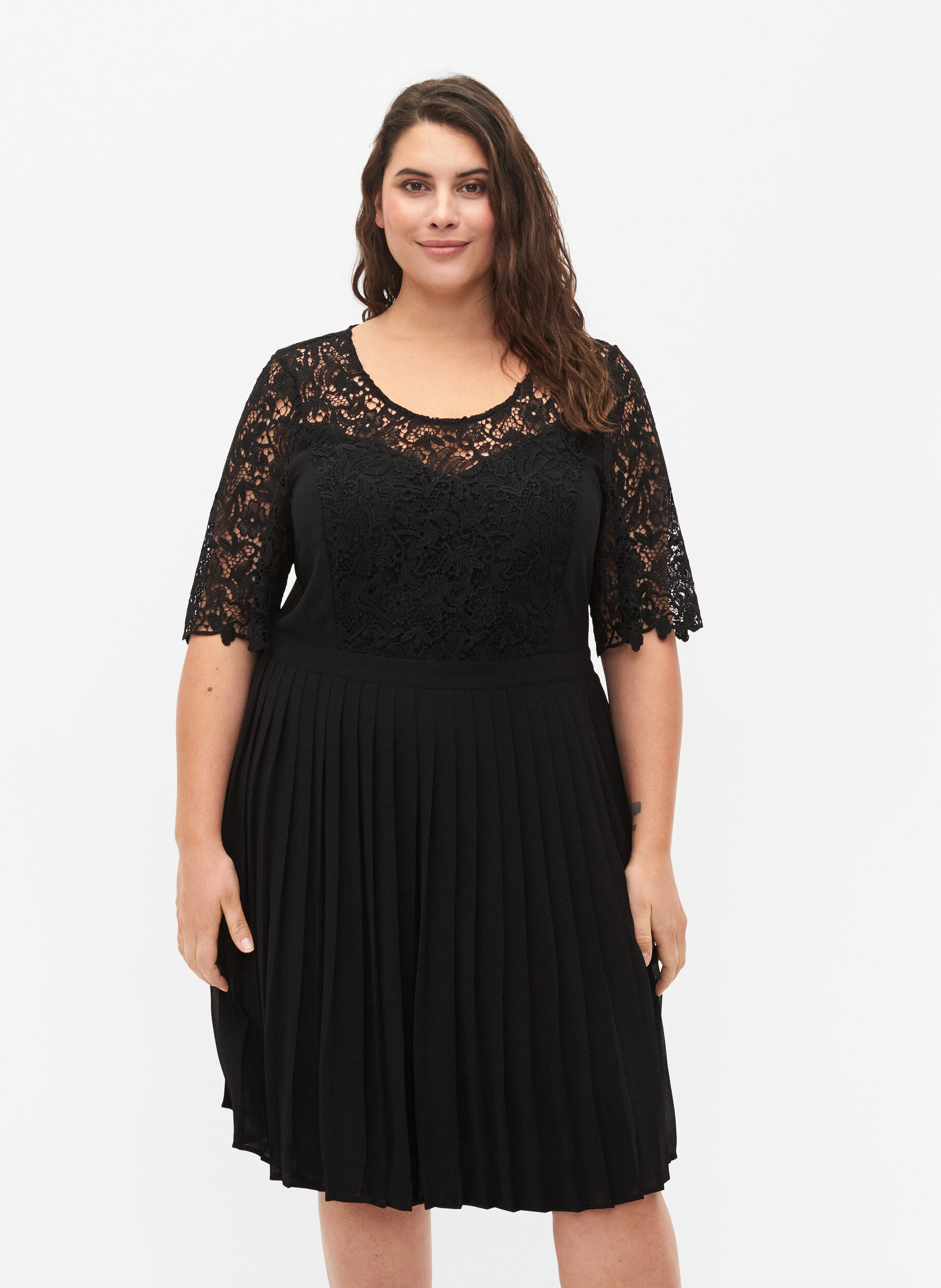 Zizzi Kurz&auml;rmeliges Kleid mit Spitzenoberteil, Black, Model image number 0