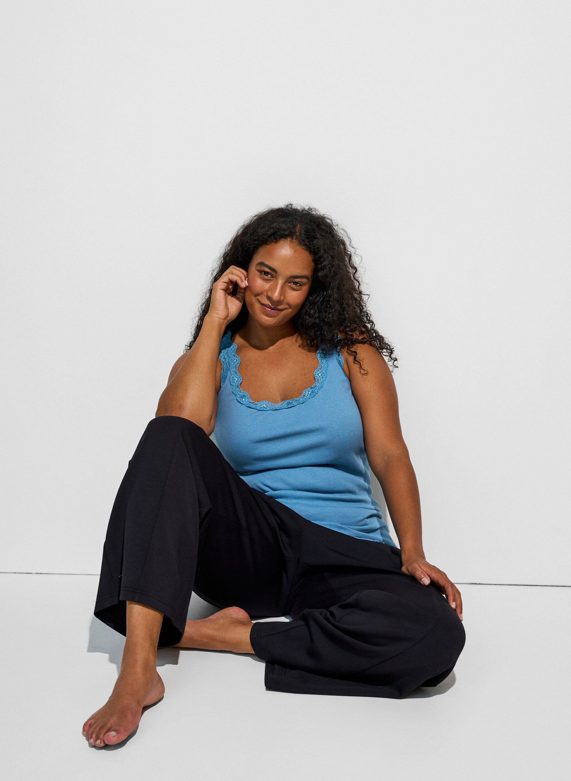 ZizziTop mit Spitzensaum, Blau, Model image number 0