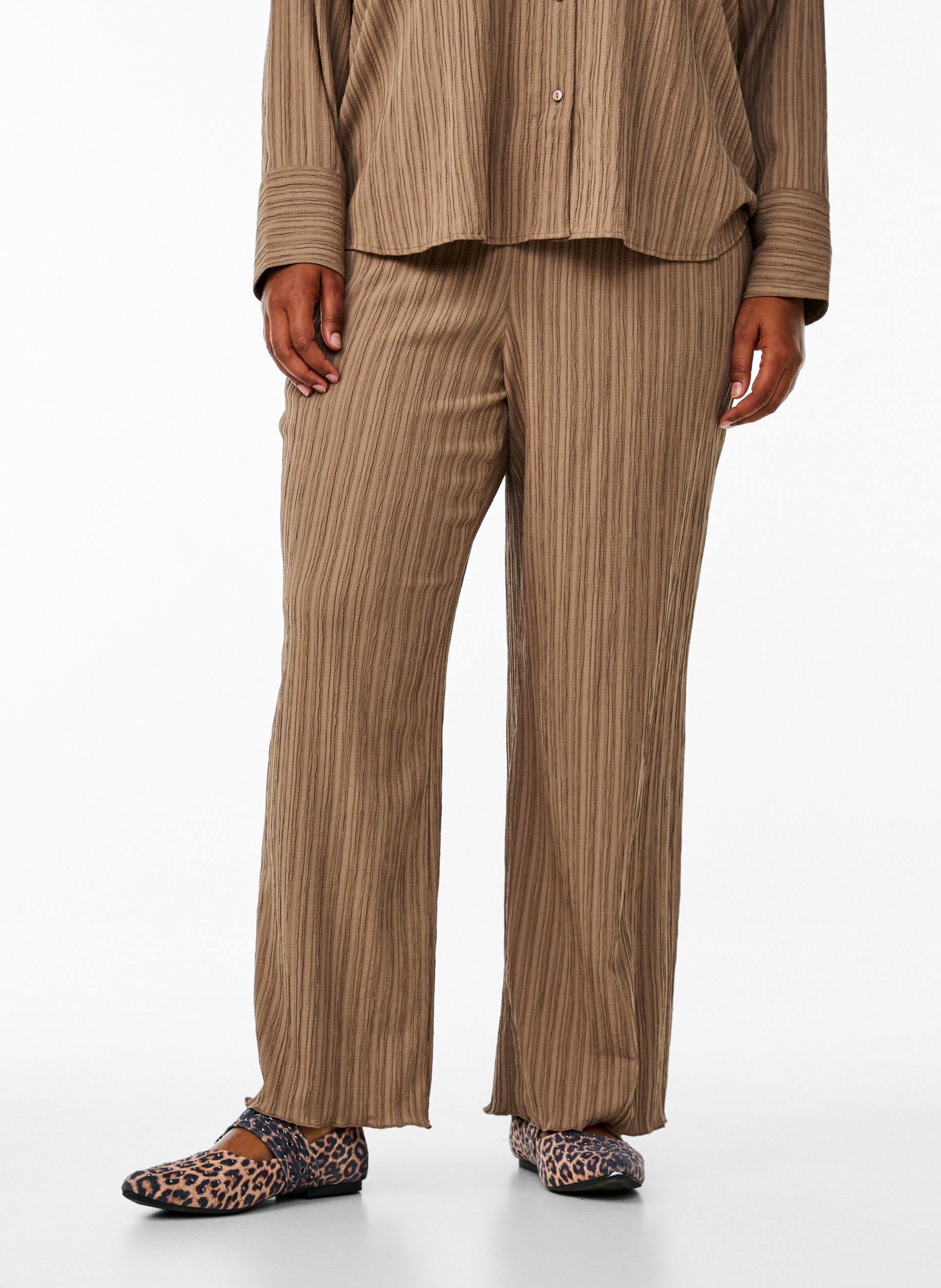 Zizzi FLASH - Hoch taillierte Hose mit weitem Bein, Braun, Model image number 2