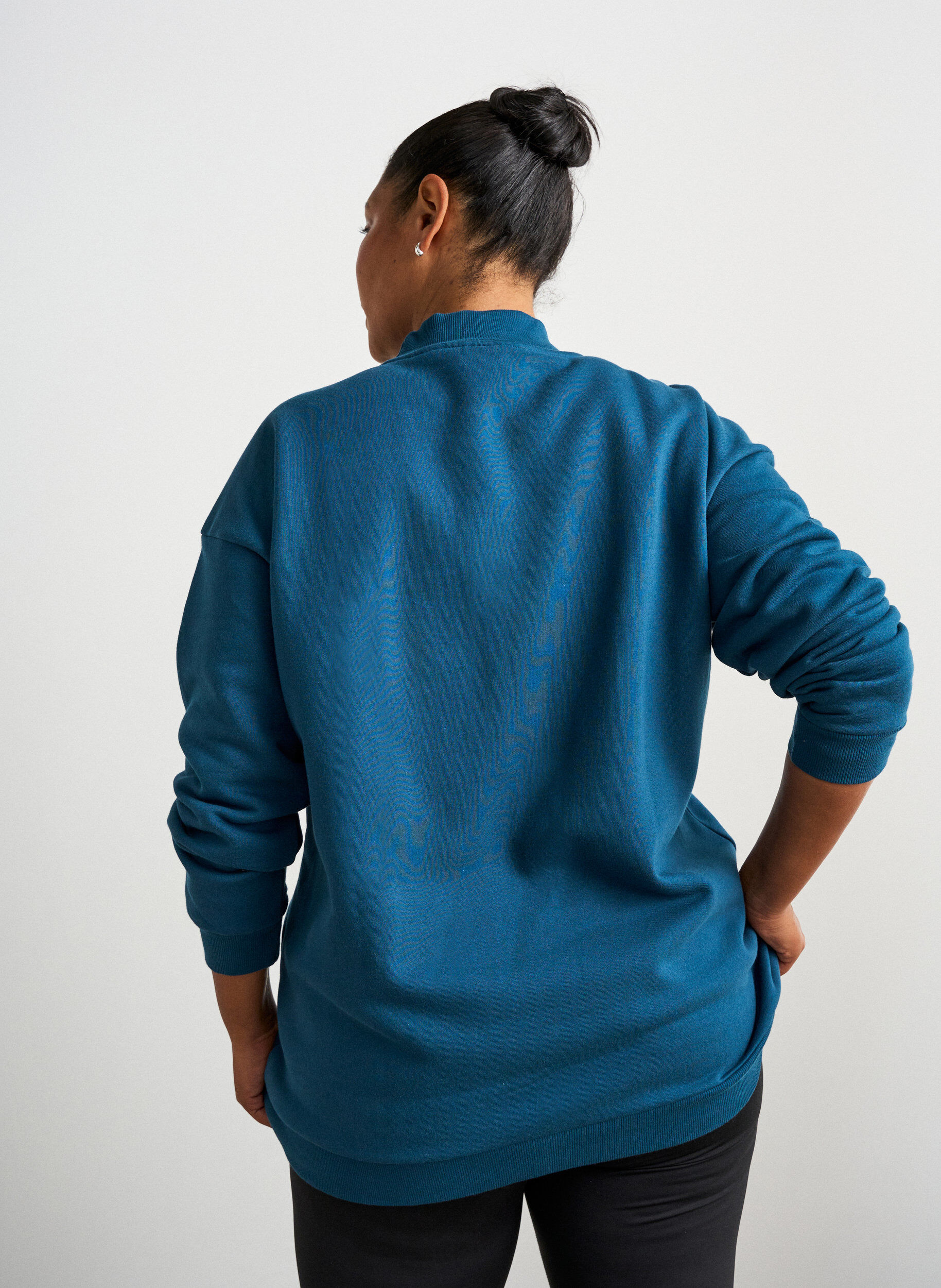 ZizziLanges Sweatshirt mit Stehkragen und gesticktem Text, Blau, Model image number 2