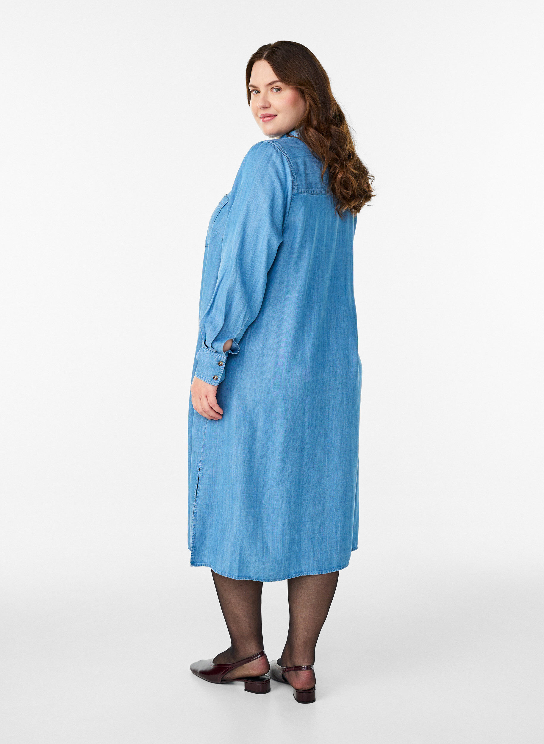 Zizzi Midi-Hemdblusenkleid aus weichem Lyocell-Denim, Blau, Model image number 1