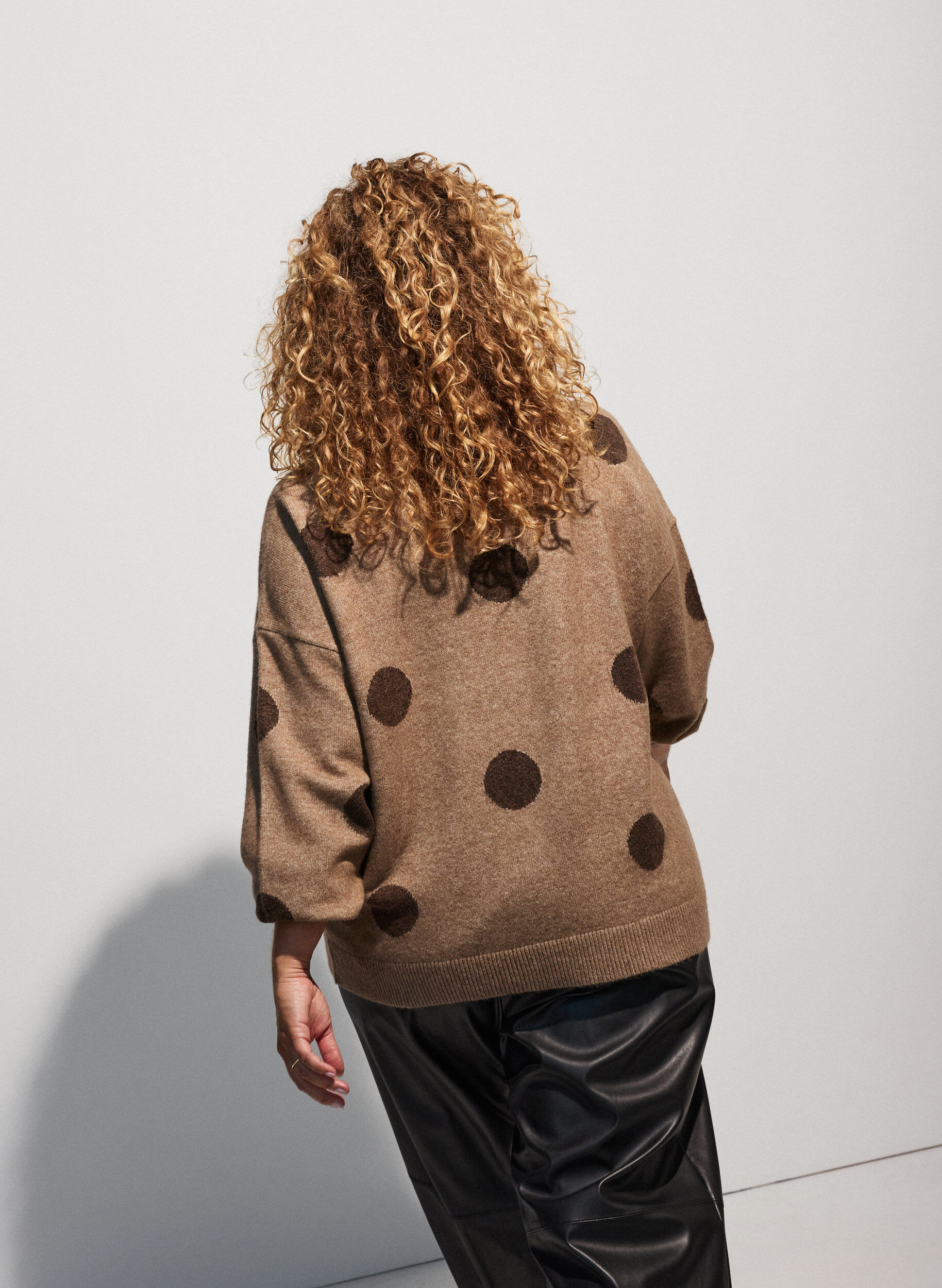 ZizziStrickbluse mit gepunktetem Muster, Braun, Model image number 3
