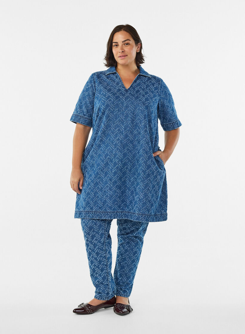 Kurzes Jeanskleid mit Strukturmuster, Blau, Model