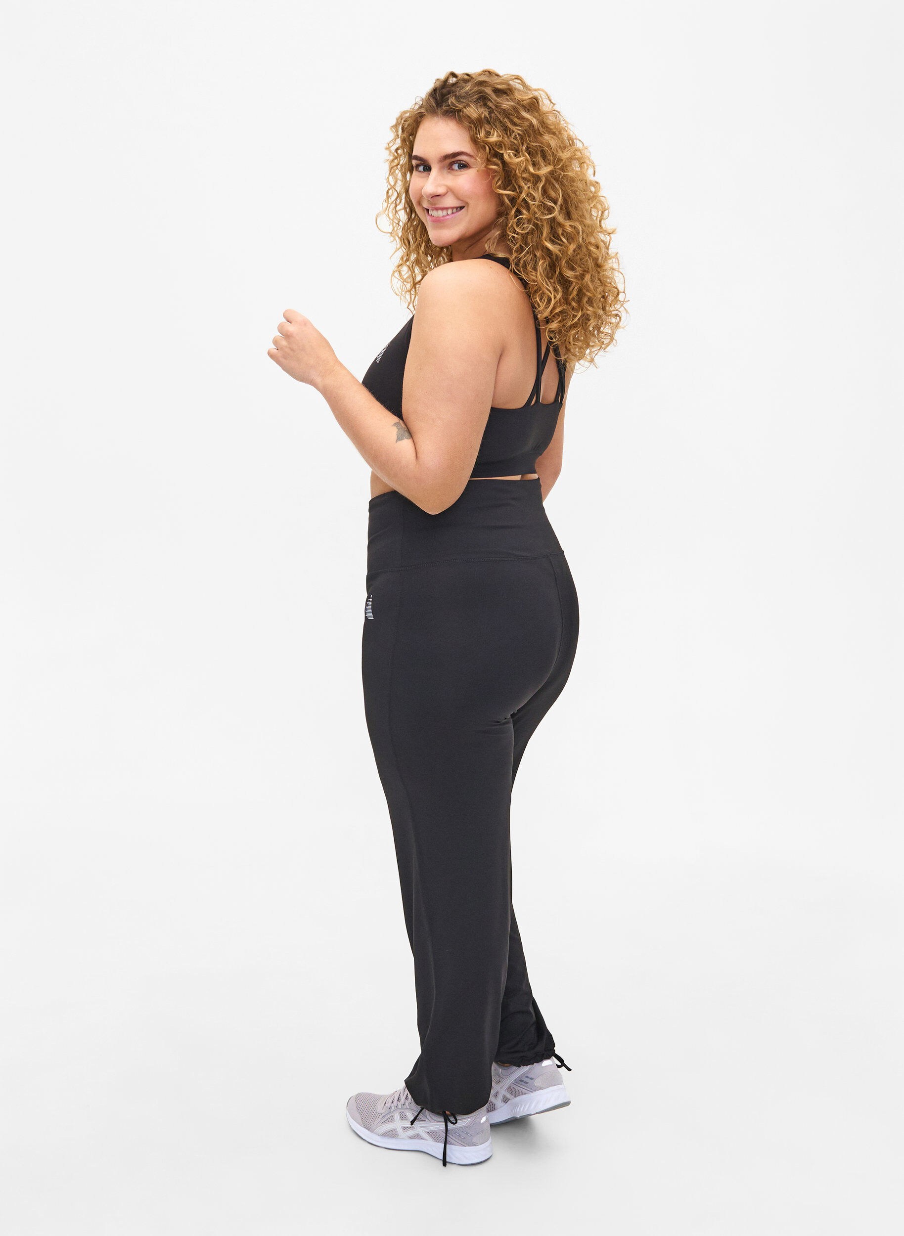 Zizzi Jogginghosen mit lockerer Passform und Kordelzug, Black, Model image number 1