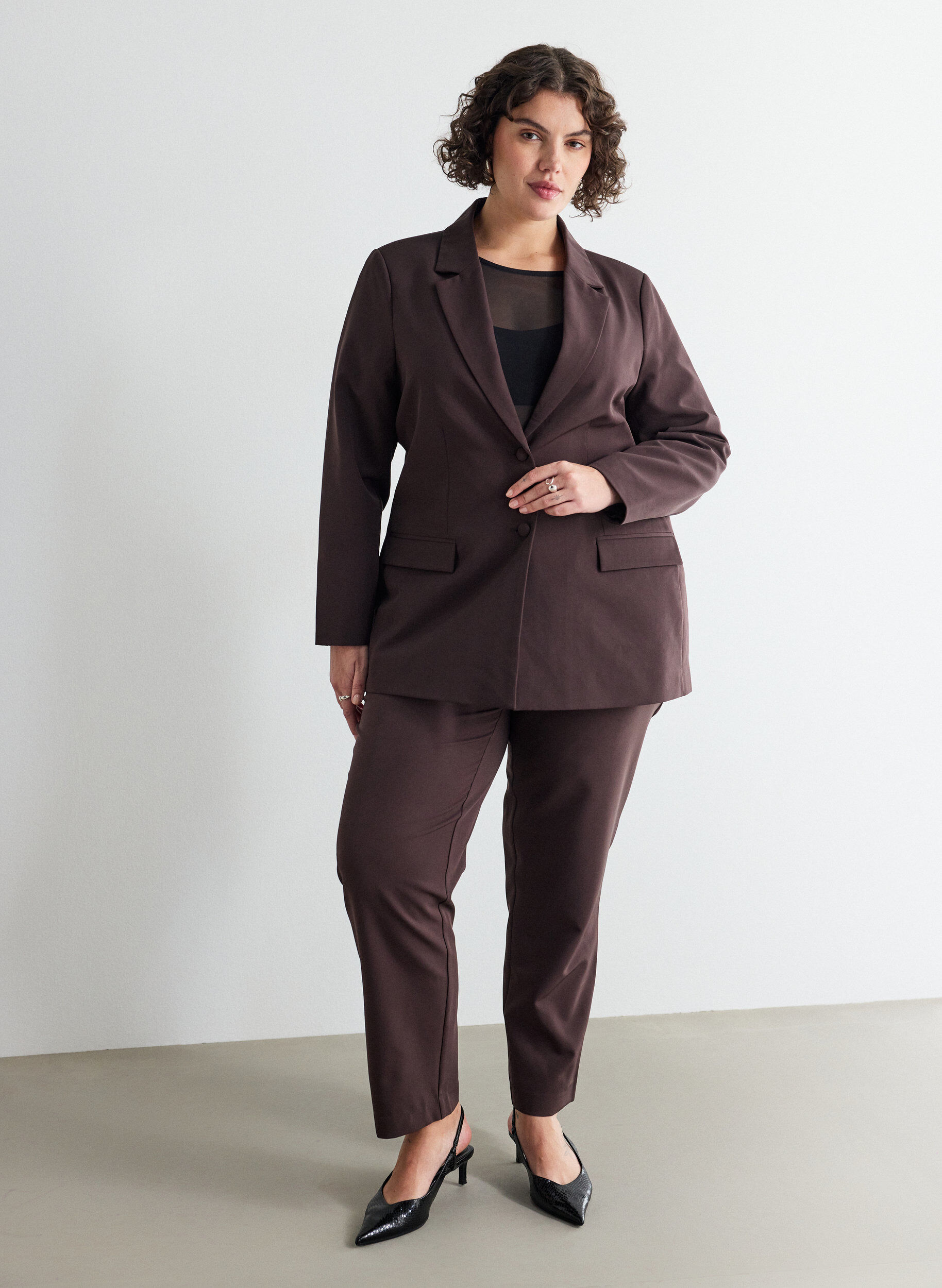 ZizziKlassischer Blazer mit Knopfverschluss, Braun, Model image number 1
