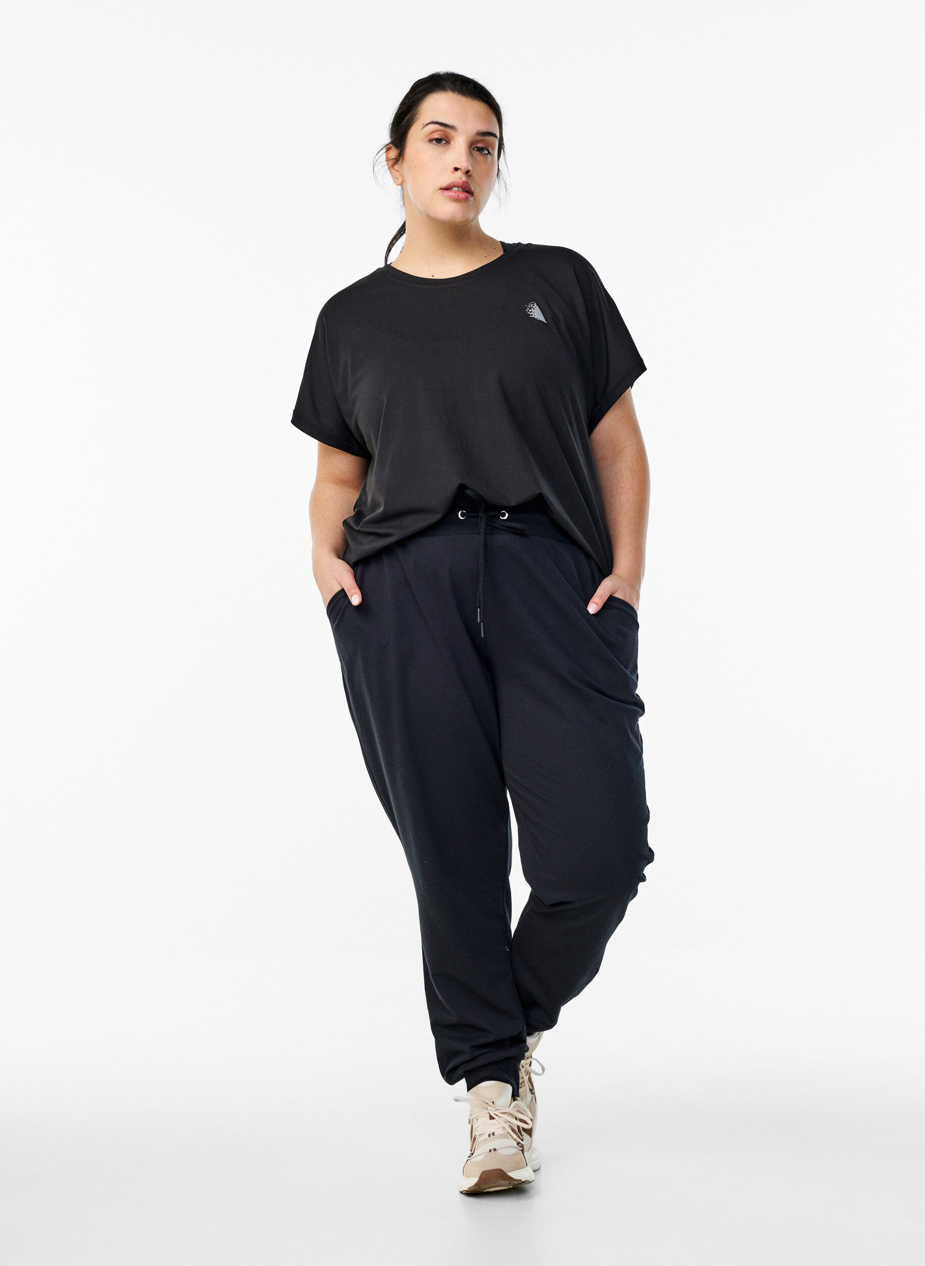 ZizziLockere Trainingshose mit Taschen, Schwarz, Model image number 1
