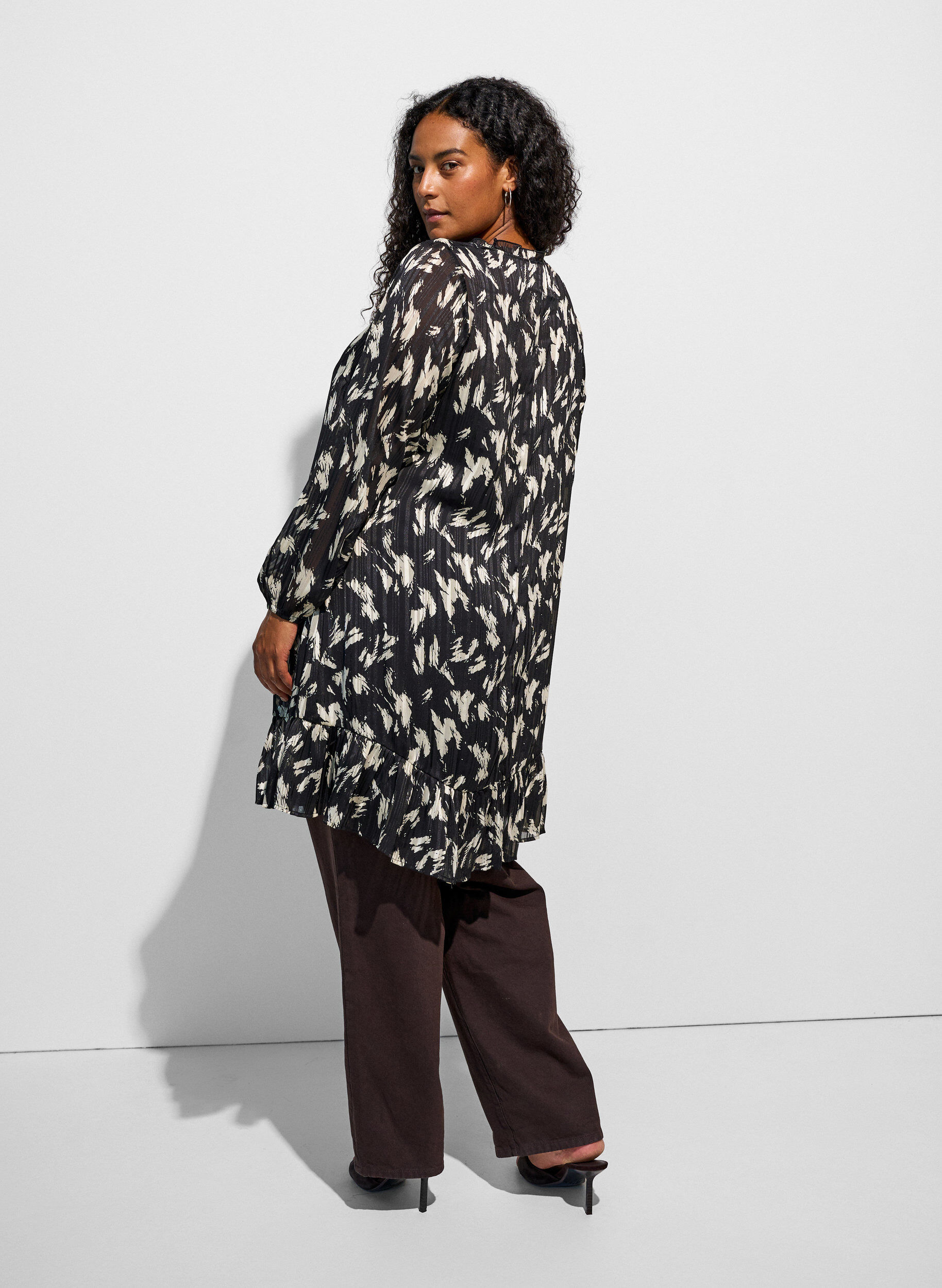 ZizziGemustertes Kleid mit R&uuml;schen und langen &Auml;rmeln, Schwarz, Model image number 2