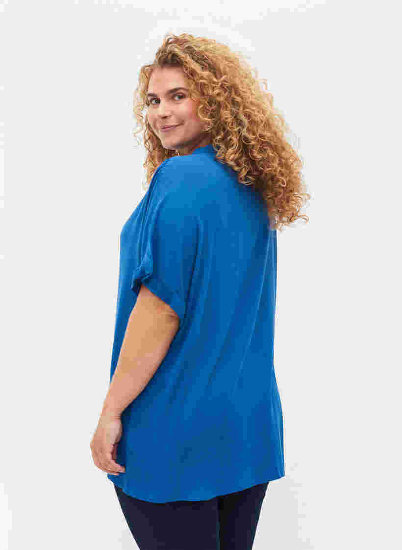 Kurzärmeliges Viskose-Shirt mit V-Ausschnitt, Classic Blue, Model image number 1