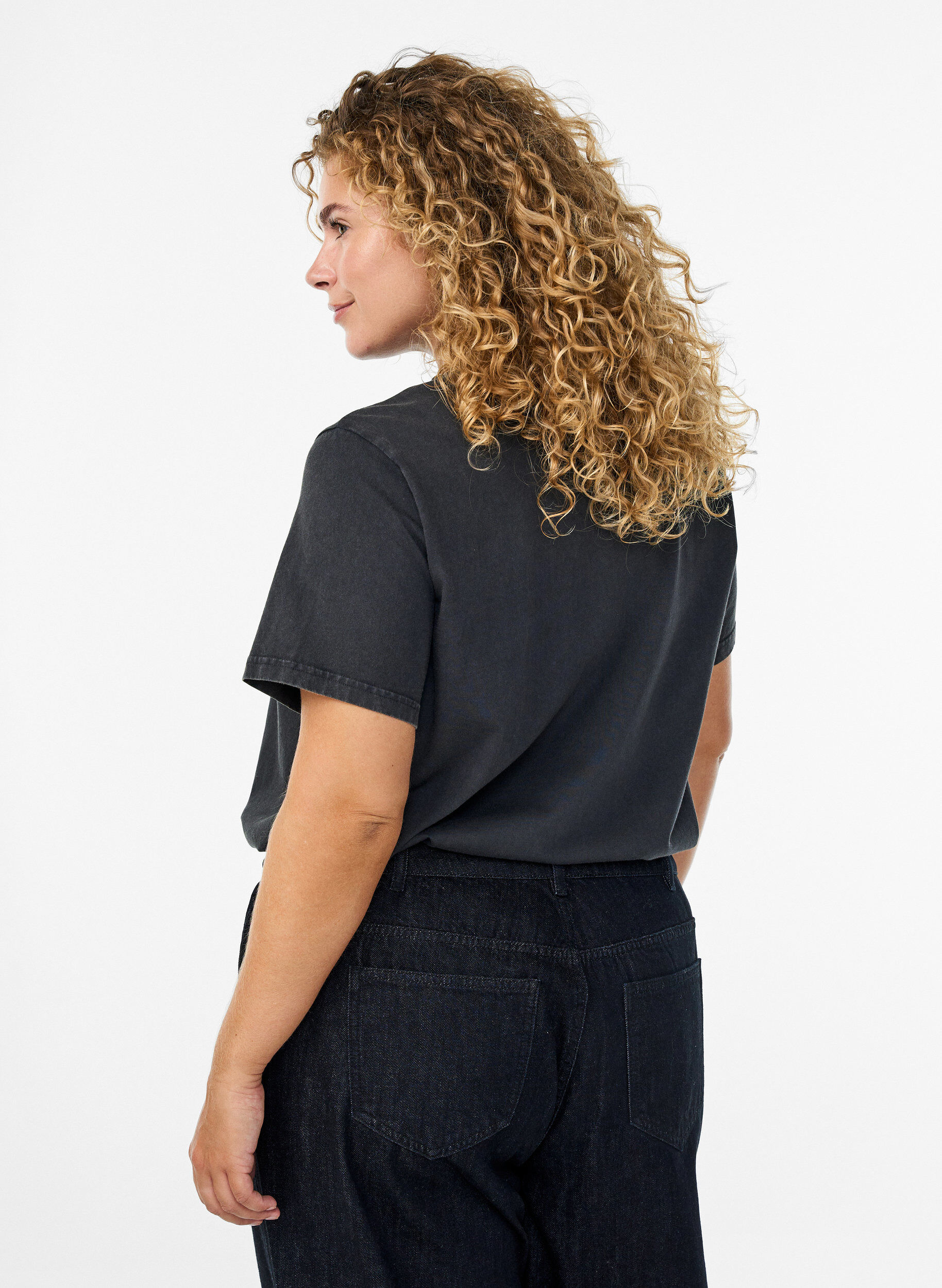 Zizzi T-Shirt aus Bio-Baumwolle mit Nieten, Grau, Model image number 2