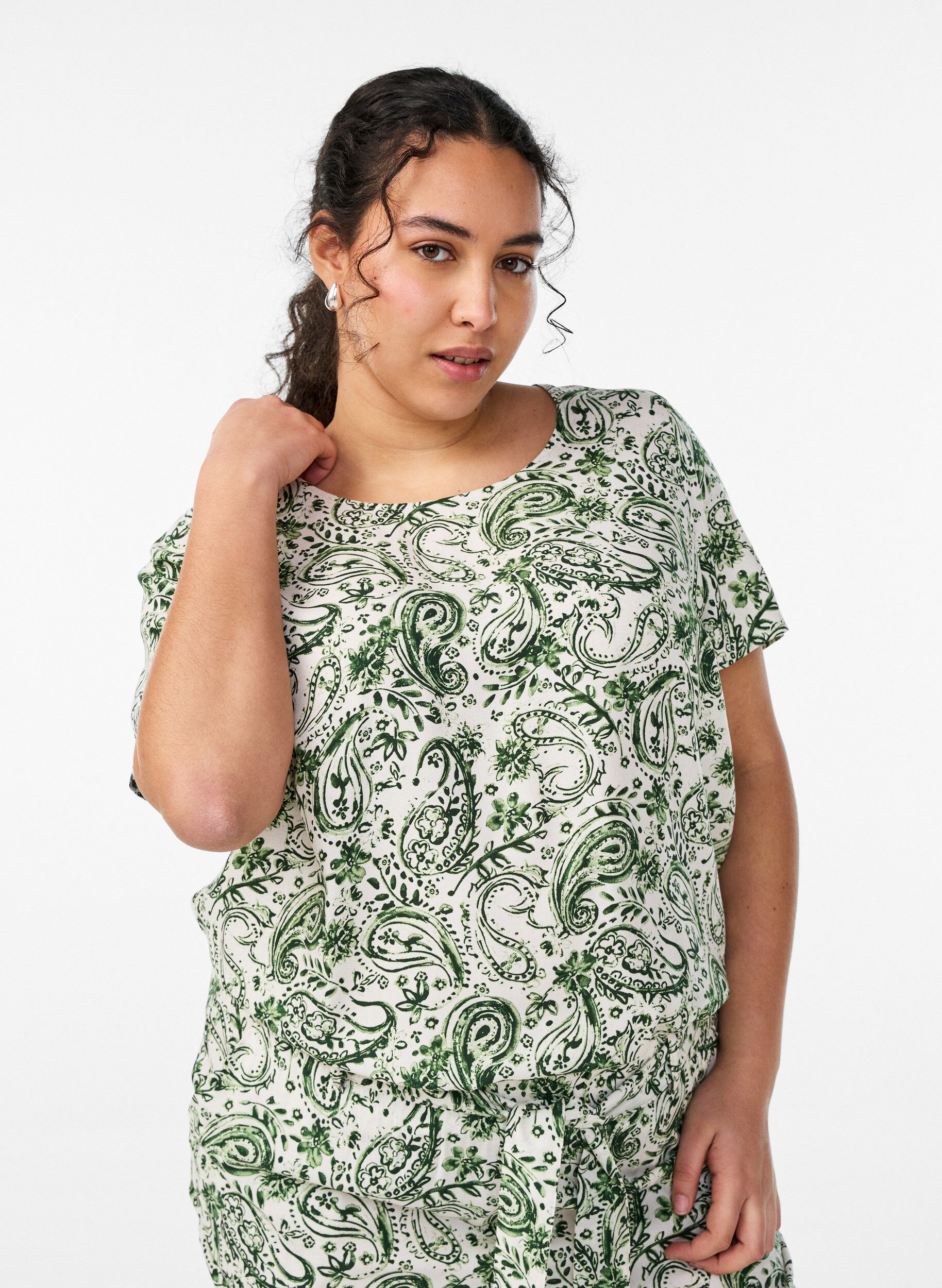 Kurz&auml;rmelige Bluse aus Viskose mit Print, Gr&uuml;n, Model
