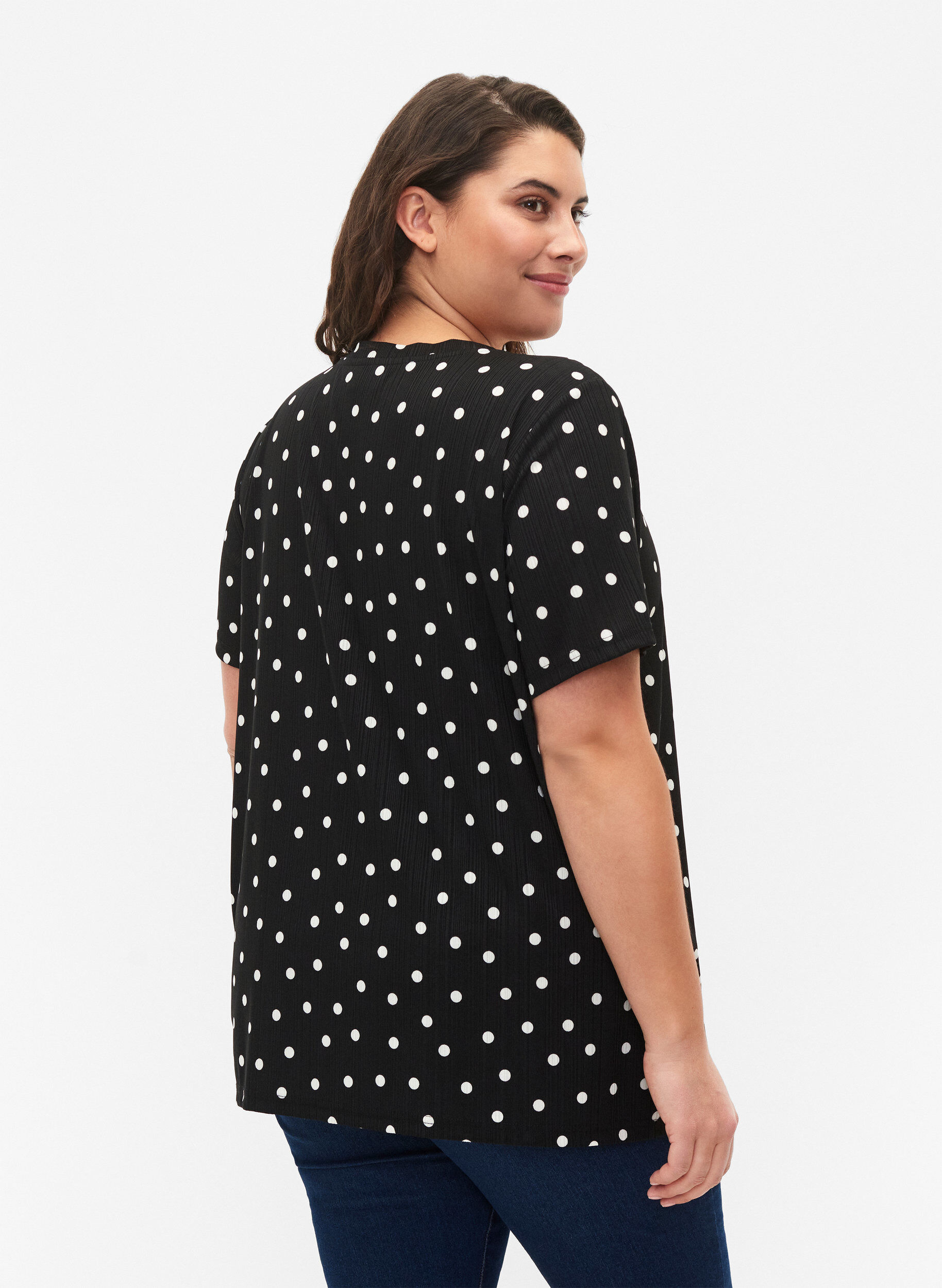 Zizzi FLASH - Bedrucktes T-Shirt mit V-Ausschnitt, Black Dot, Model image number 1
