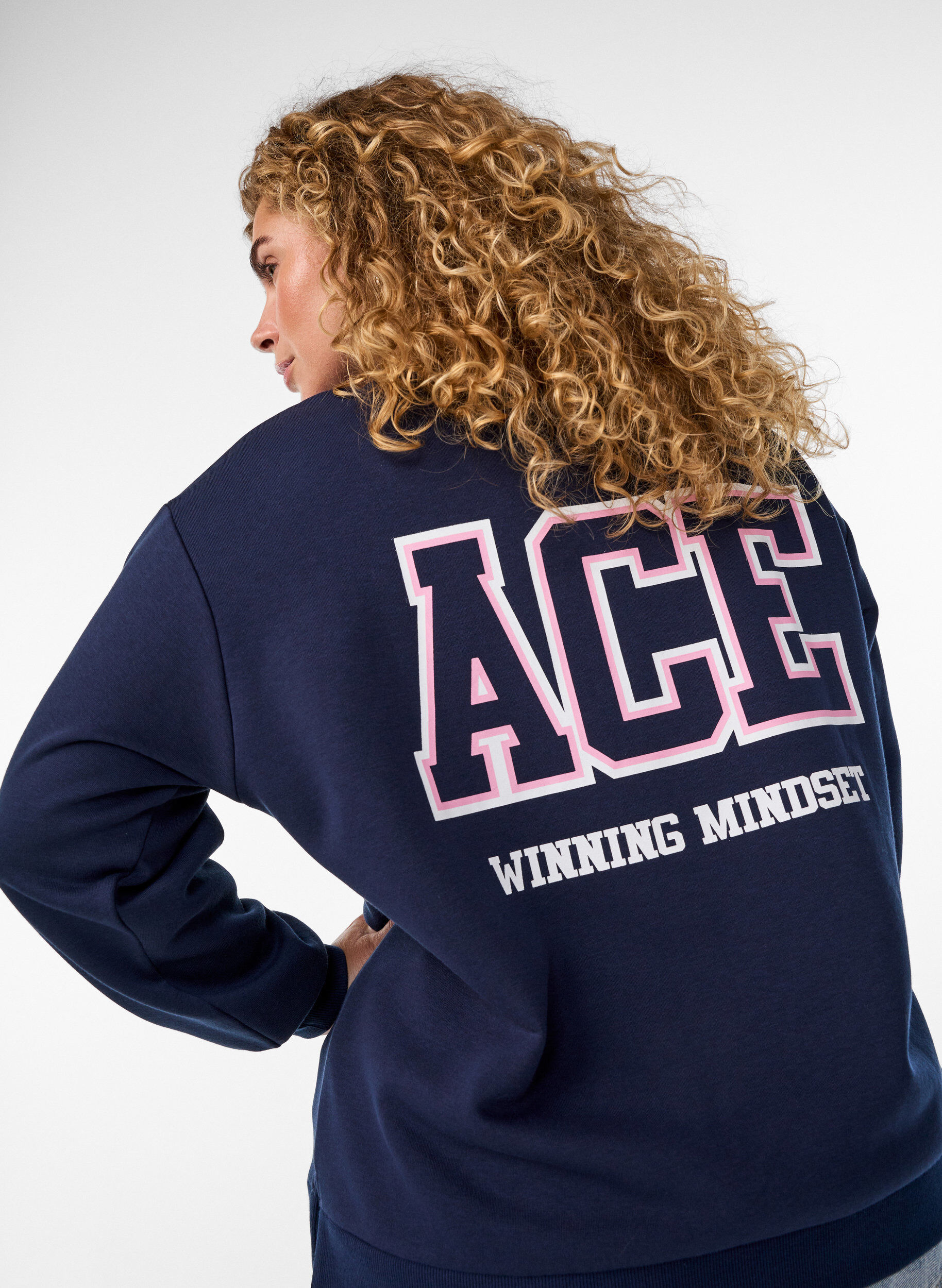 Zizzi Sweatshirt mit Statement-Print an &Auml;rmeln und R&uuml;cken, Blau, Model image number 3