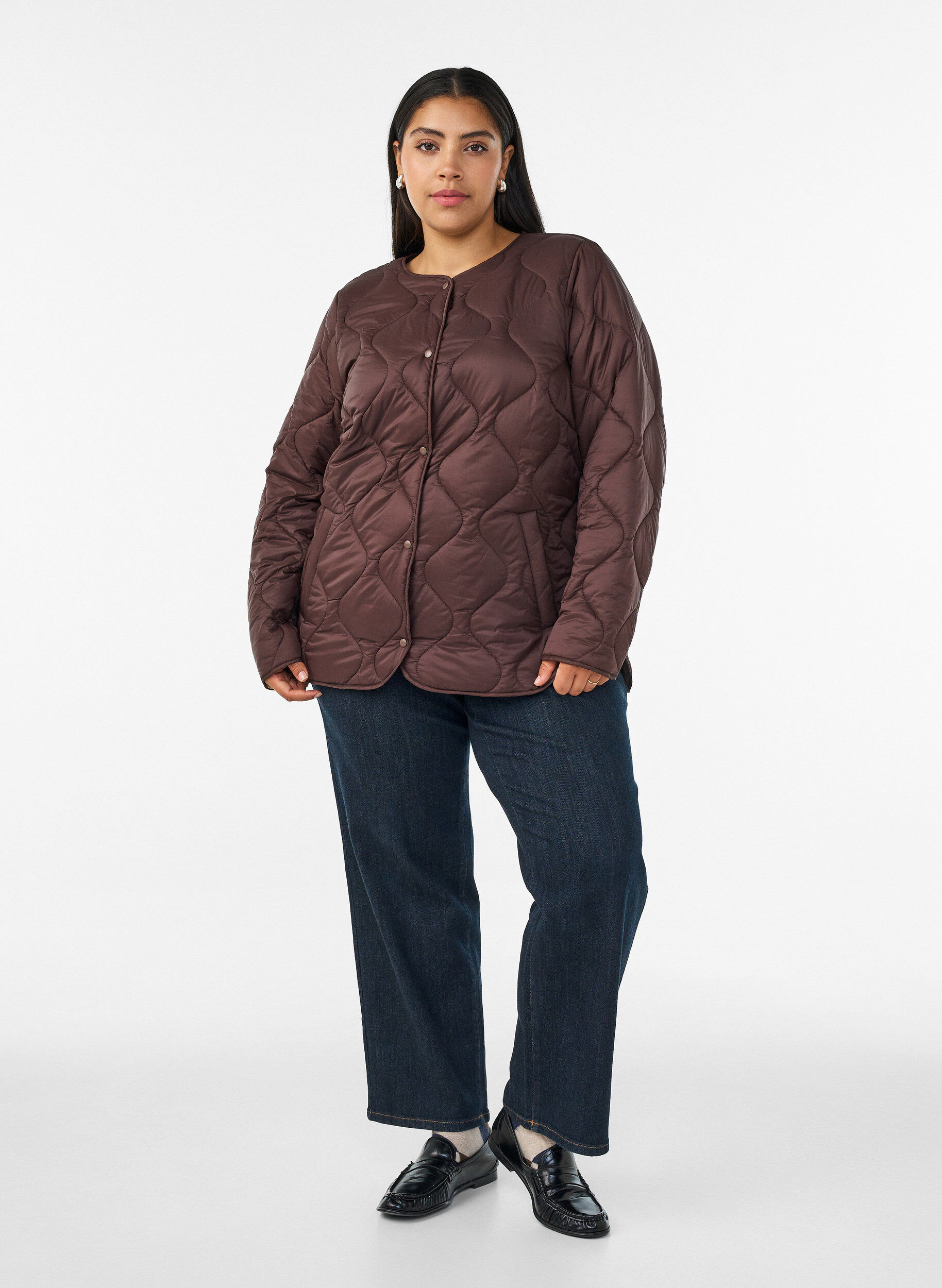 ZizziSteppjacke mit Druckkn&ouml;pfen und Rundhalsausschnitt, Braun, Model image number 1