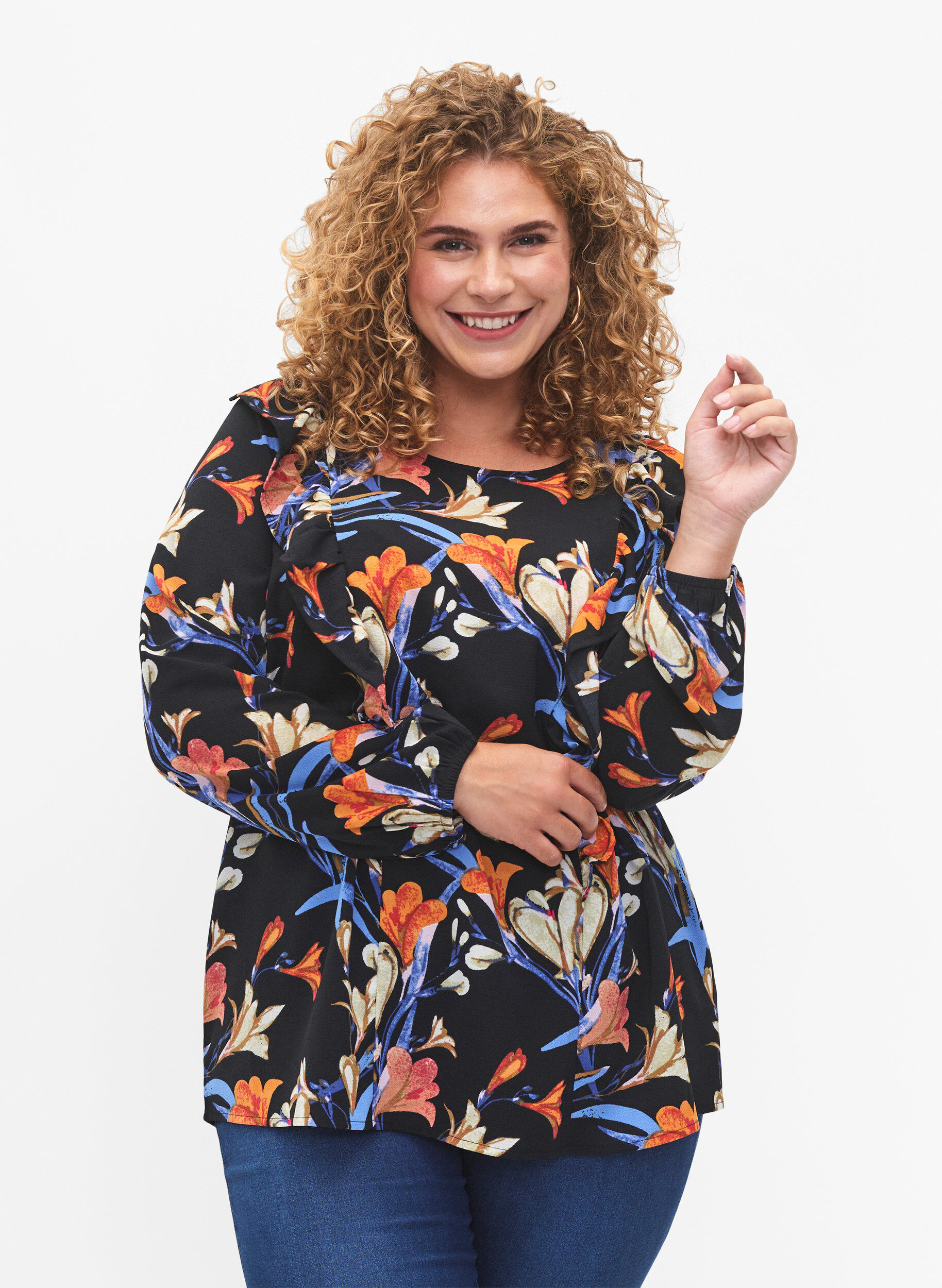 Zizzi Lang&auml;rmelige Bluse mit R&uuml;schen, Black Flower AOP, Model image number 0